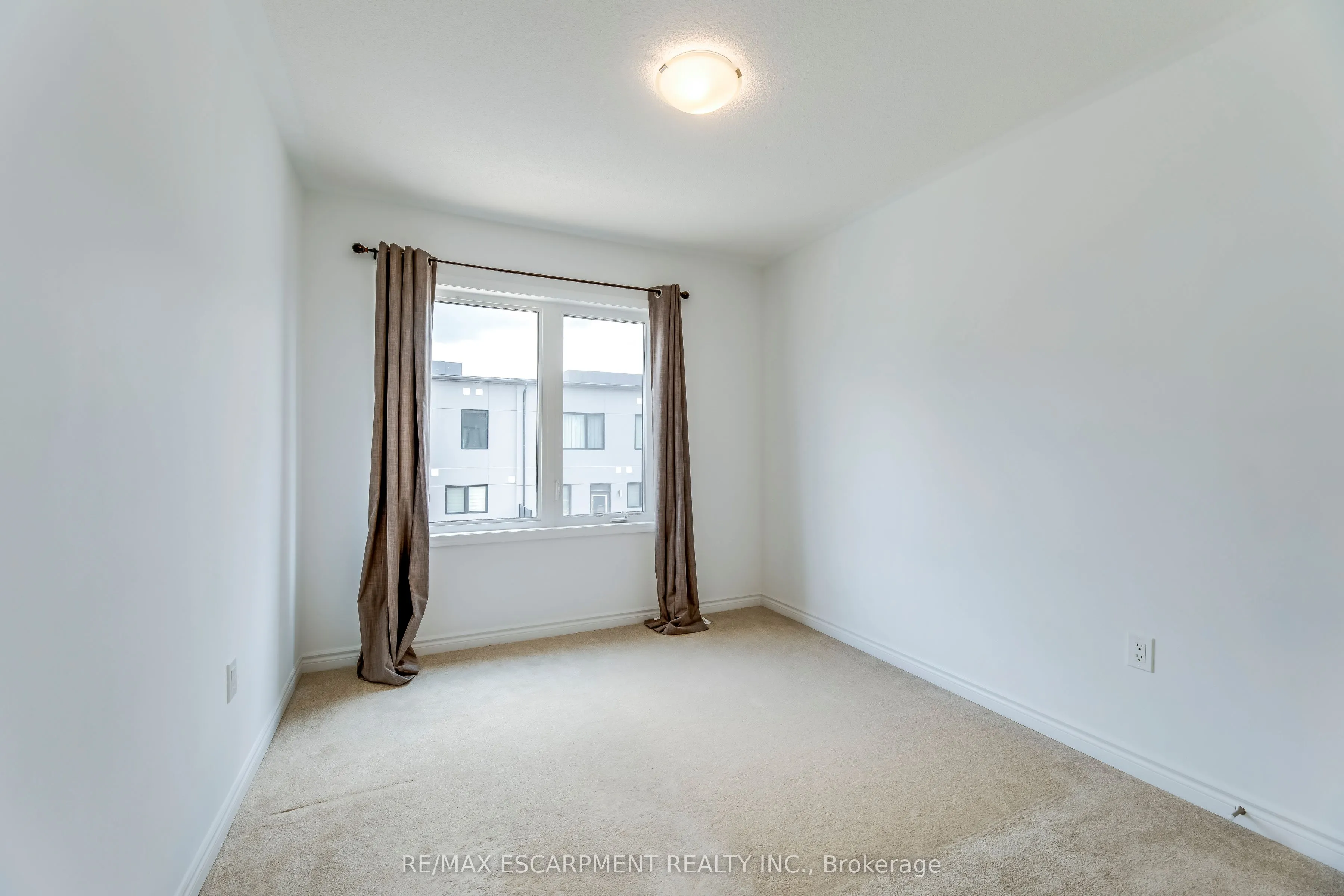 82 Huguenot Road, #82