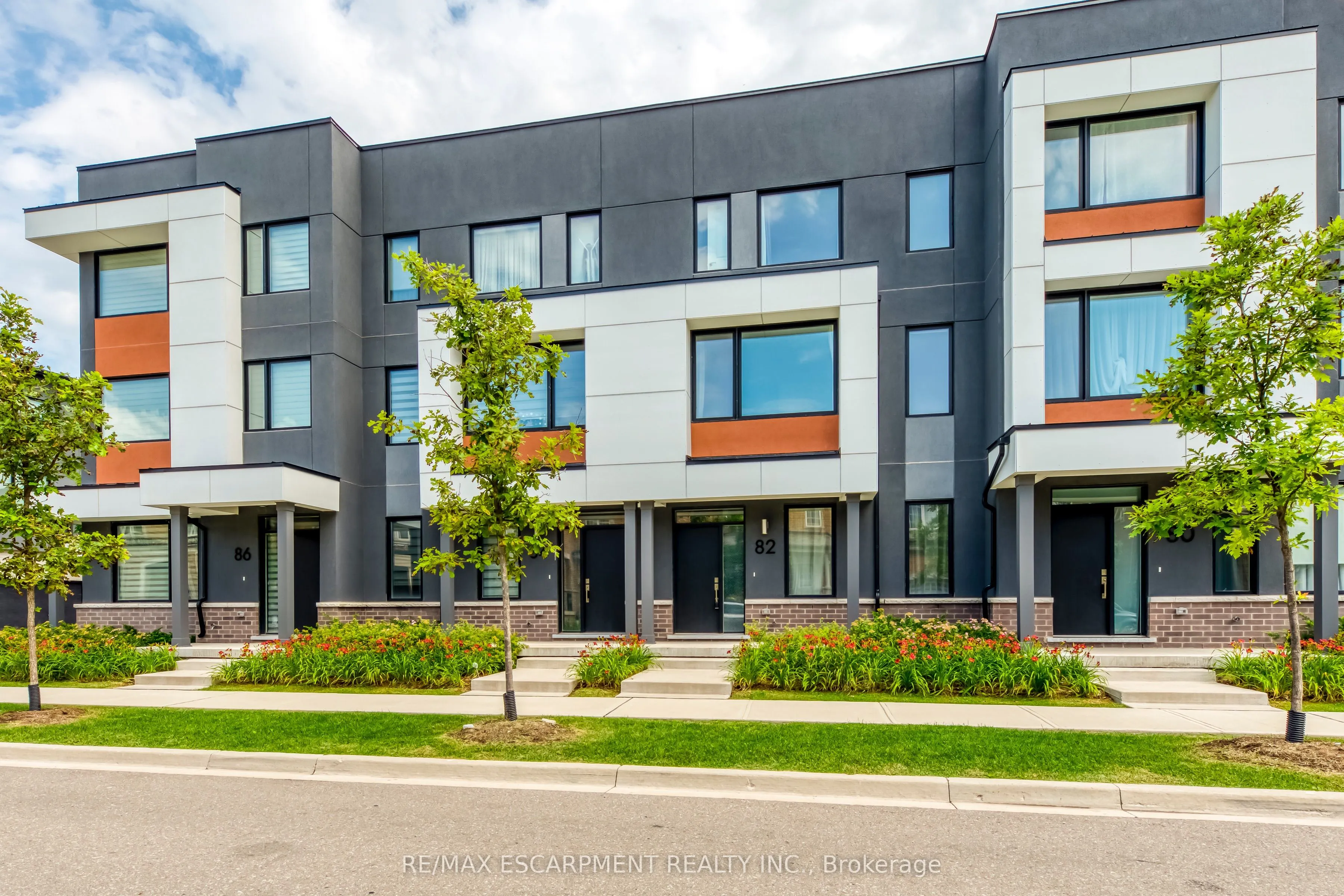 82 Huguenot Road, #82
