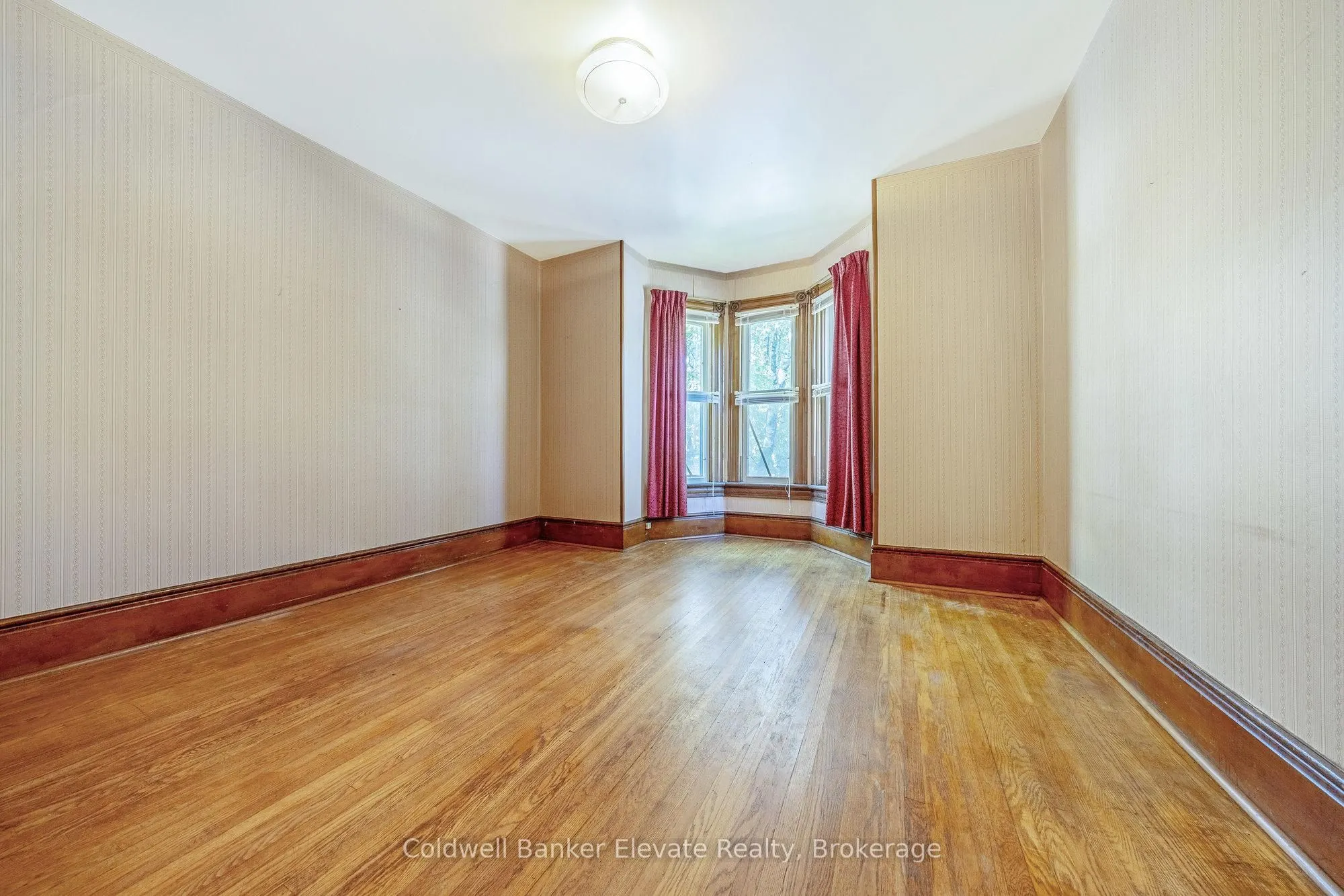 53 Willow Street N