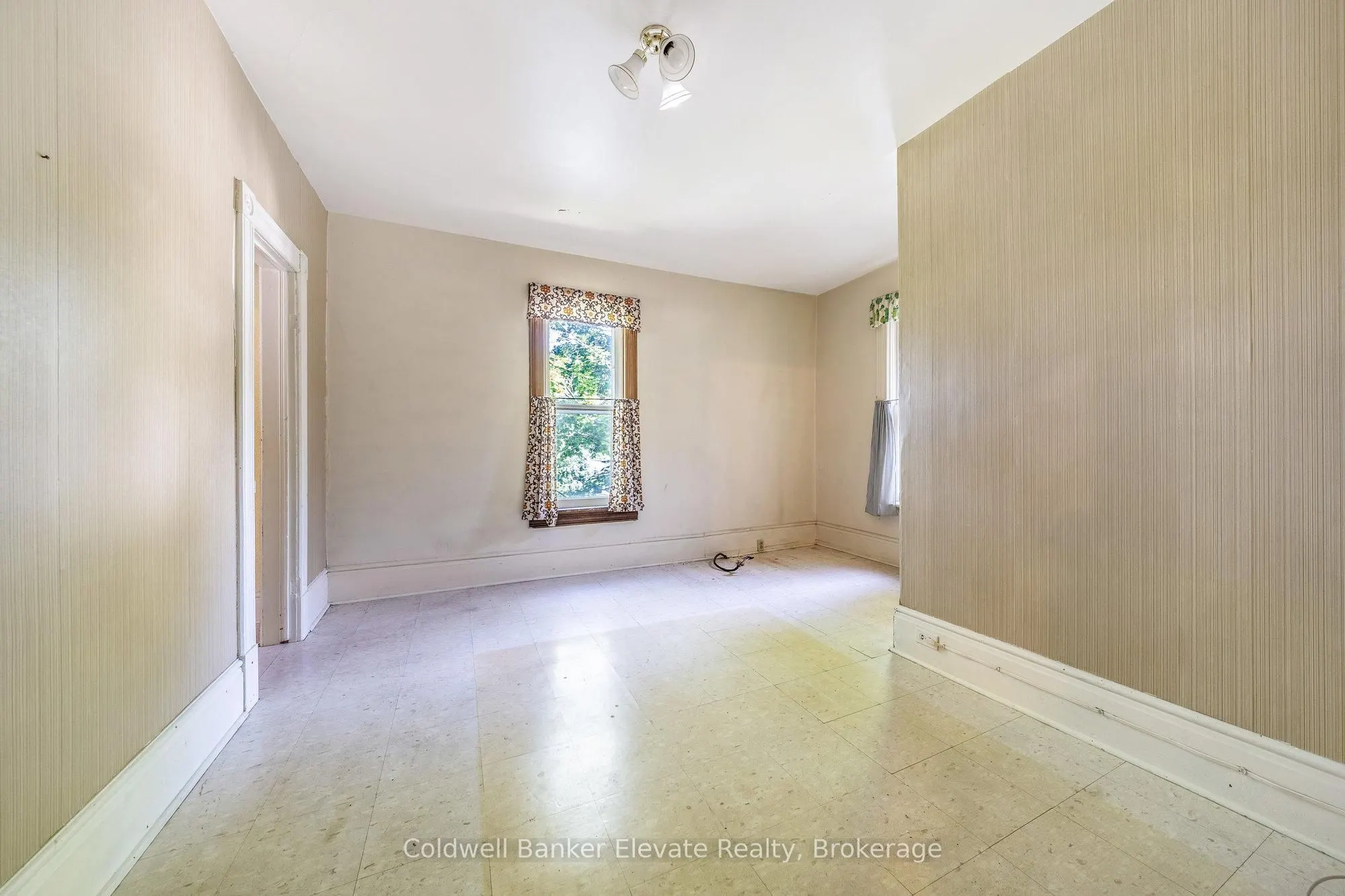 53 Willow Street N