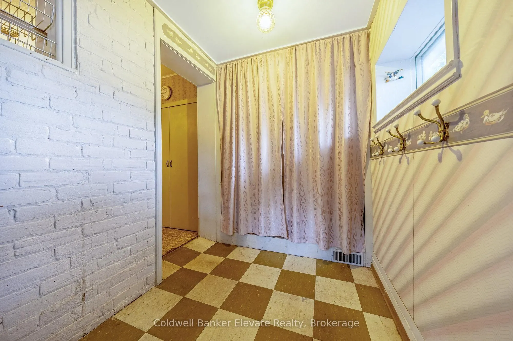53 Willow Street N