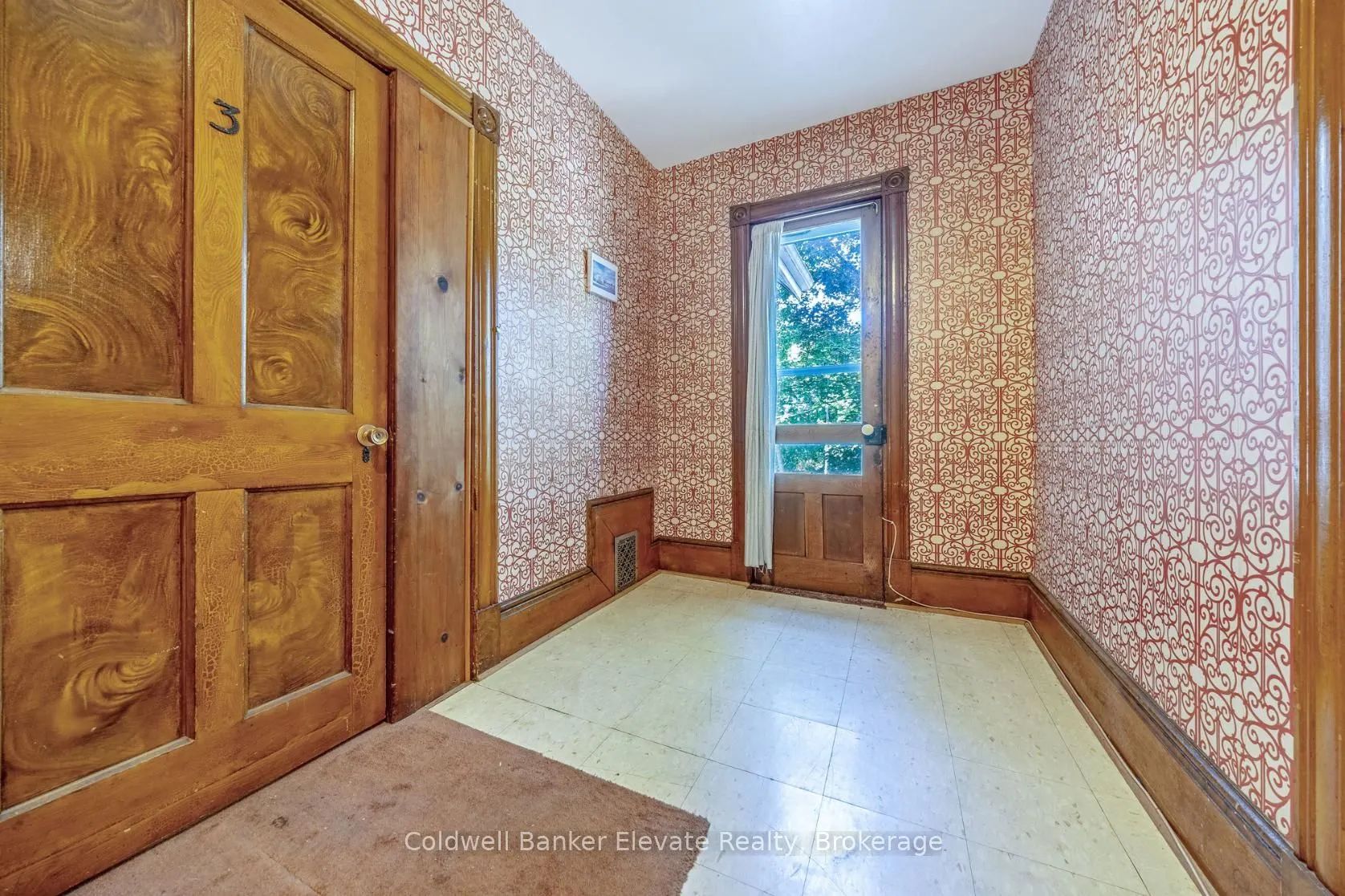 53 Willow Street N