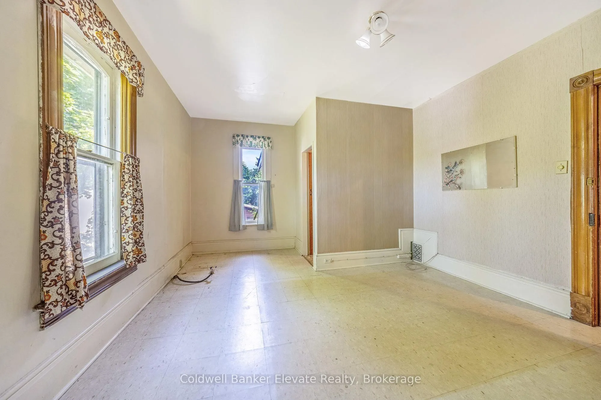 53 Willow Street N