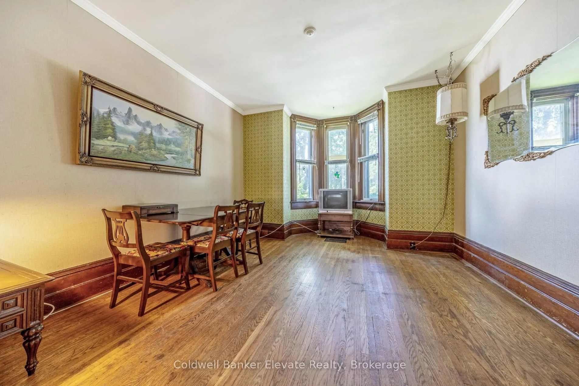 53 Willow Street N