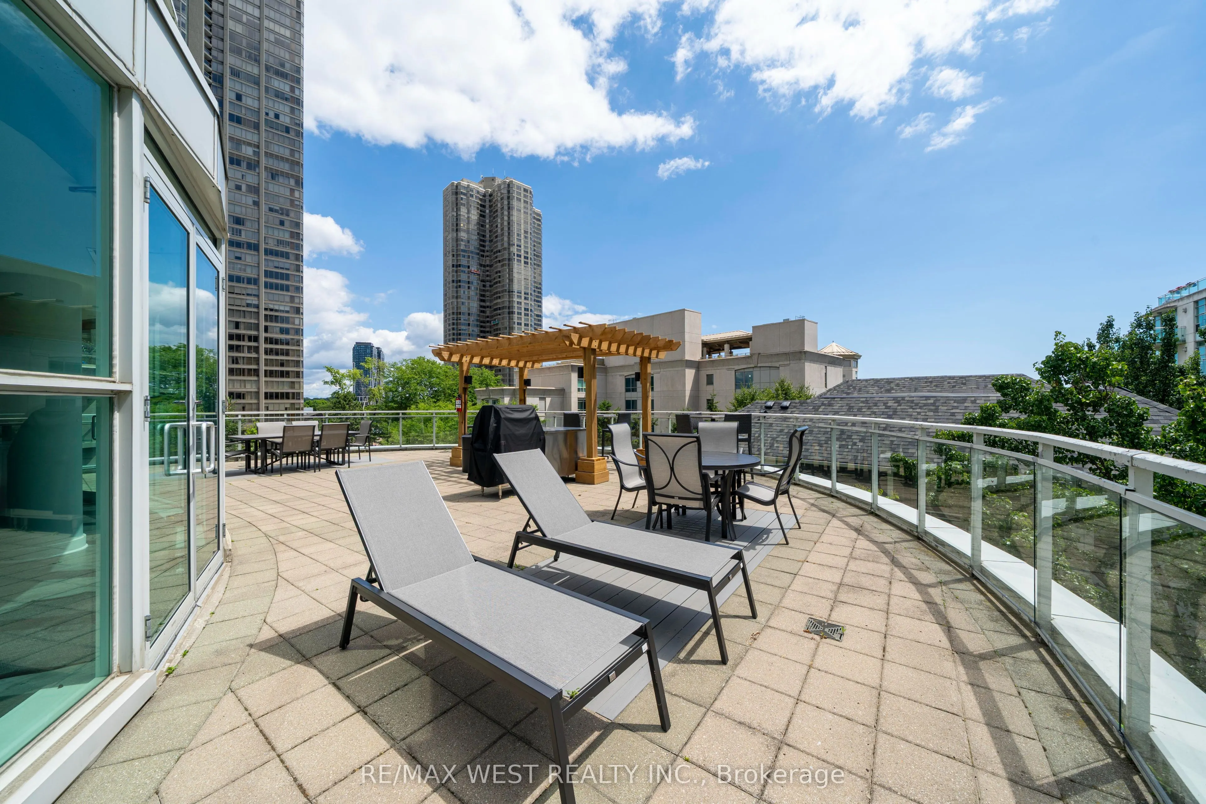 2067 Lake Shore Boulevard W, #202