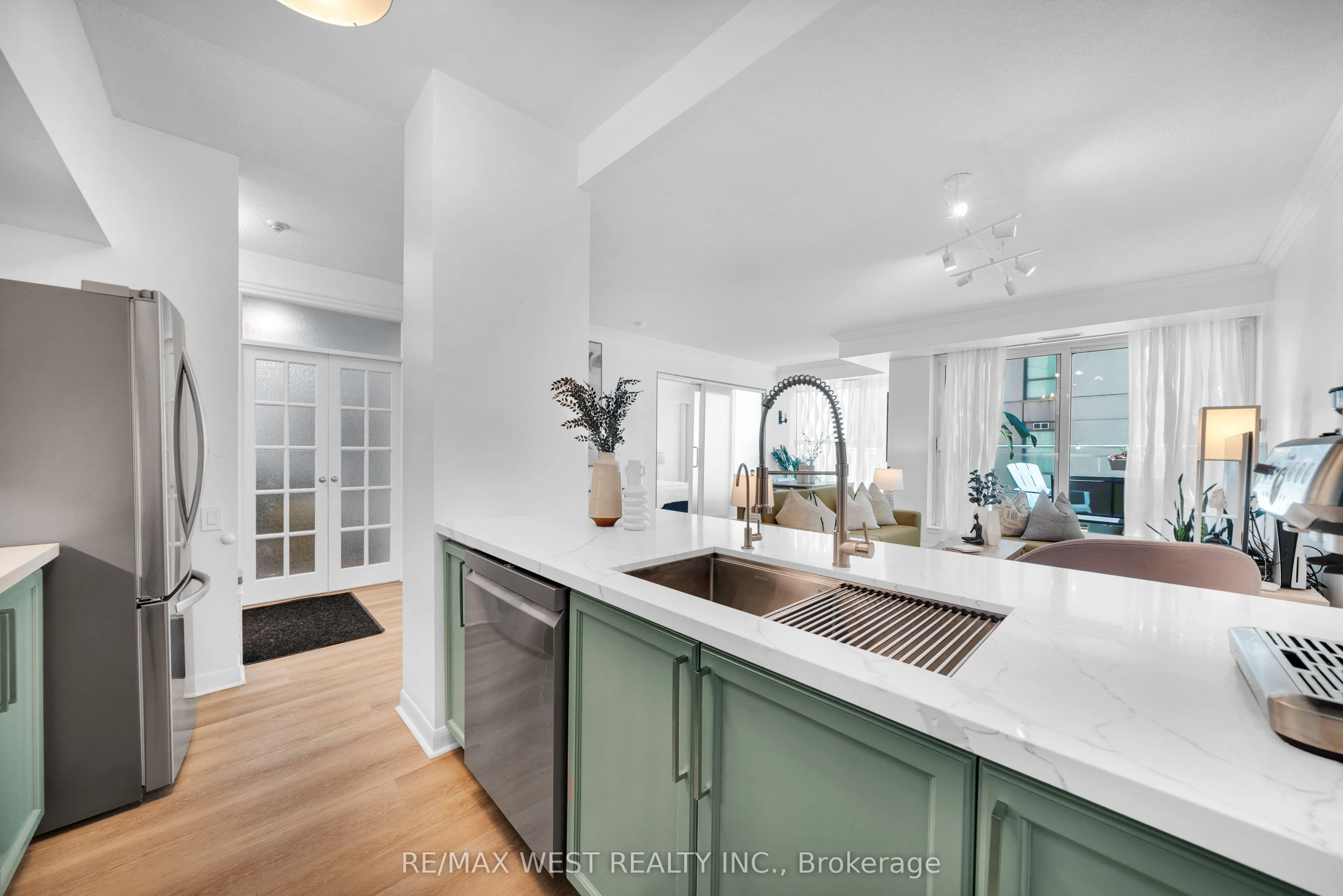 2067 Lake Shore Boulevard W, #202
