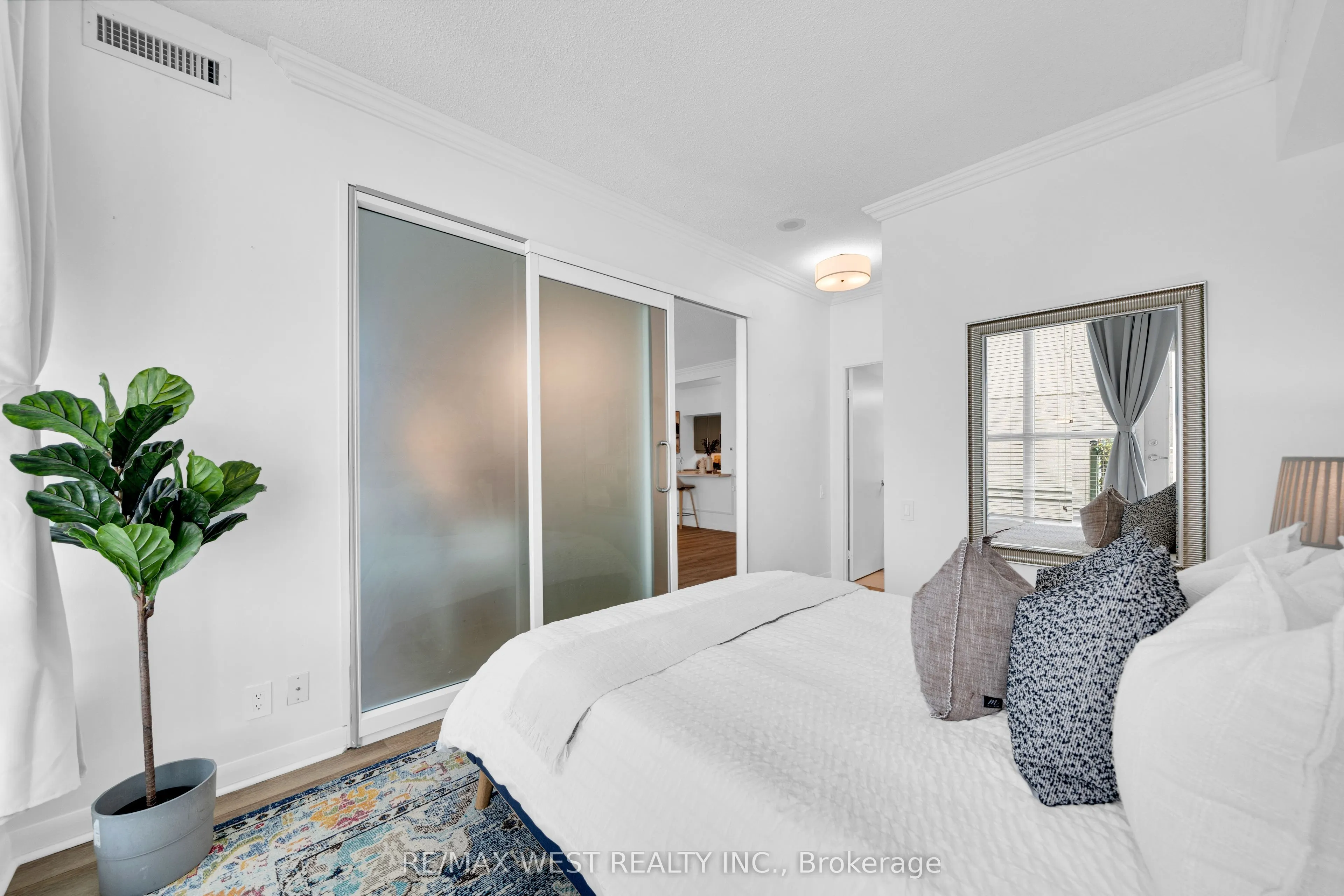 2067 Lake Shore Boulevard W, #202