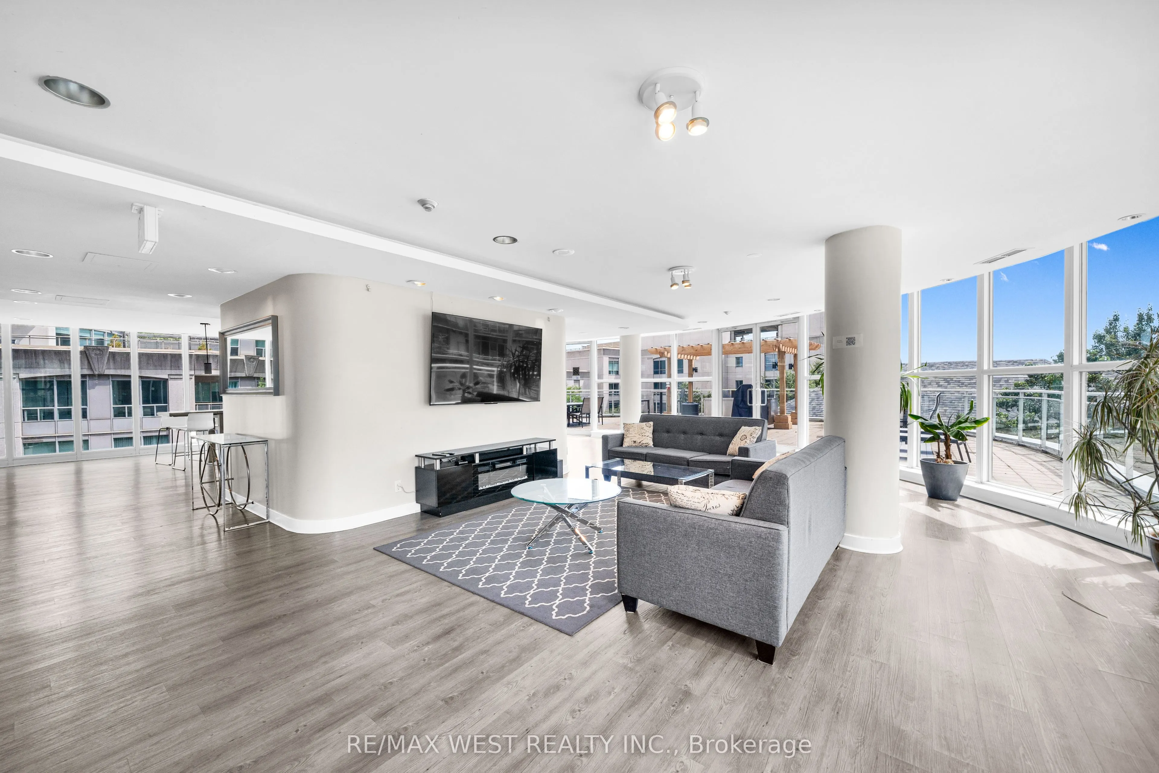2067 Lake Shore Boulevard W, #202
