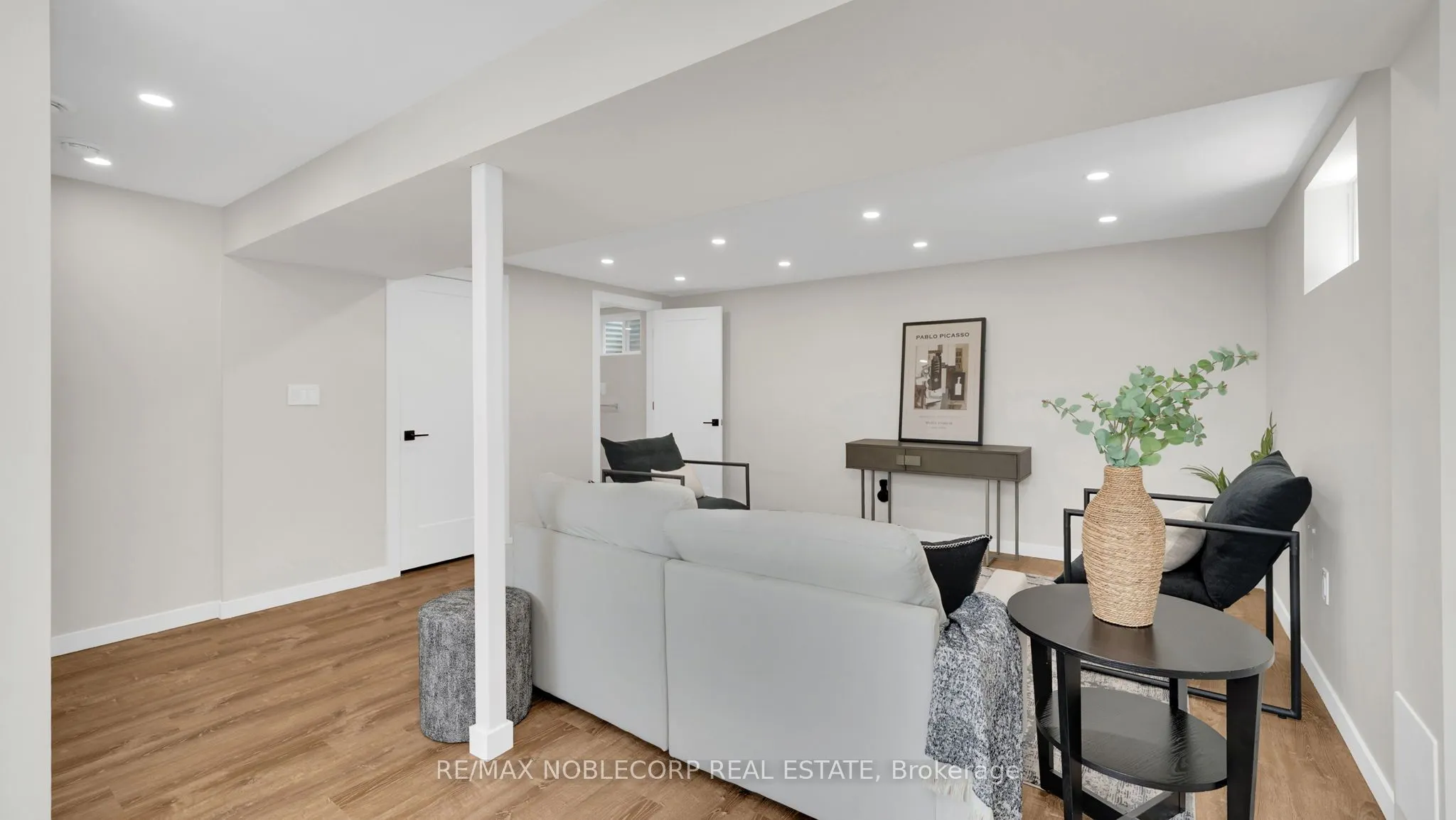 199 Ellwood Drive W