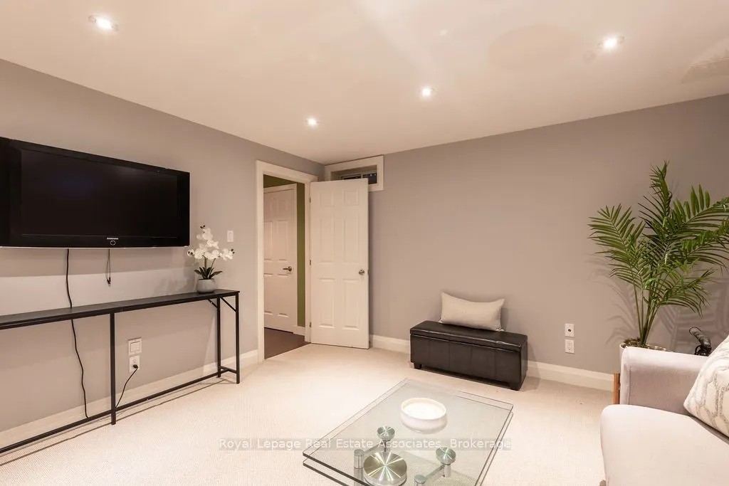 272 Woodley Crescent
