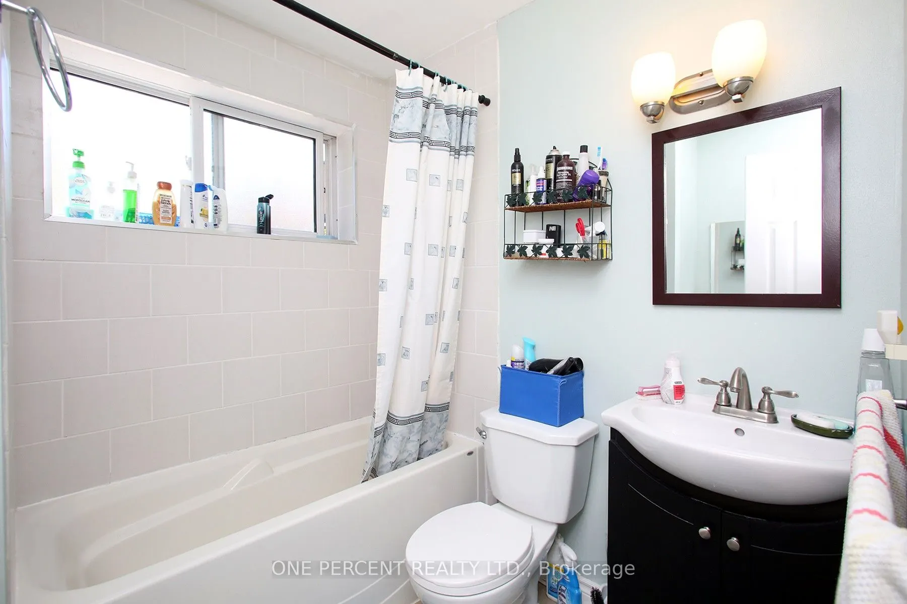1543 Sandgate Crescent