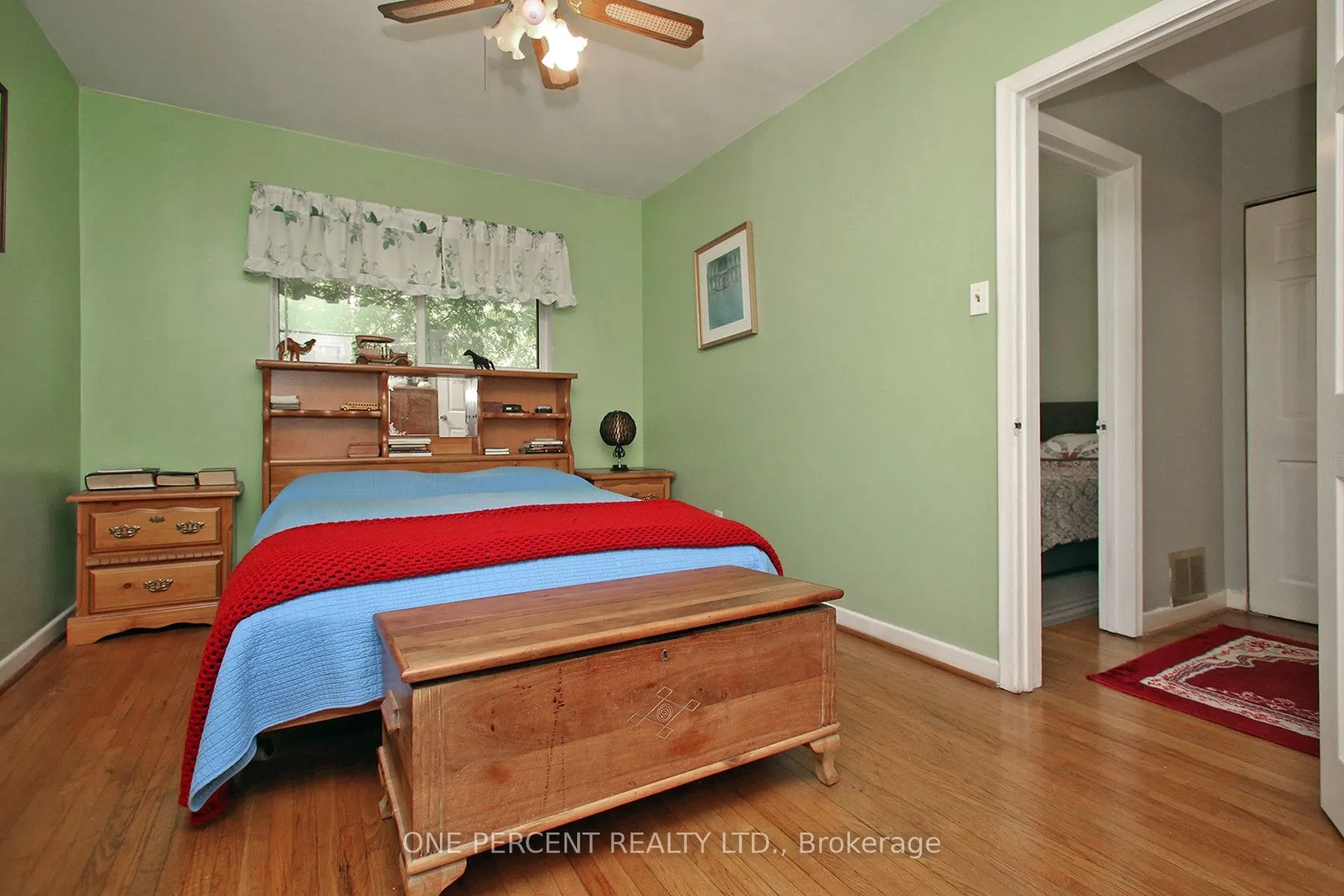 1543 Sandgate Crescent