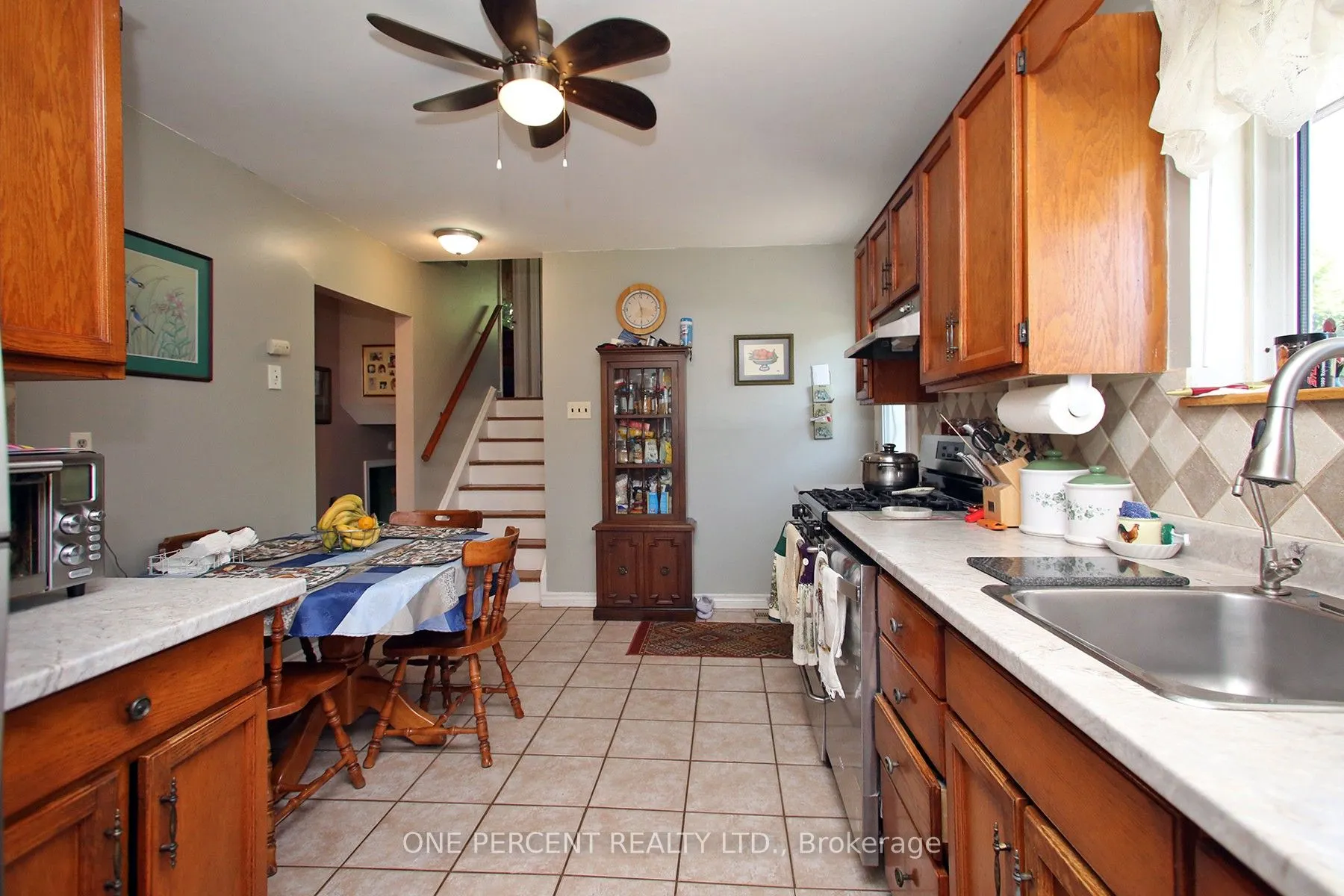 1543 Sandgate Crescent