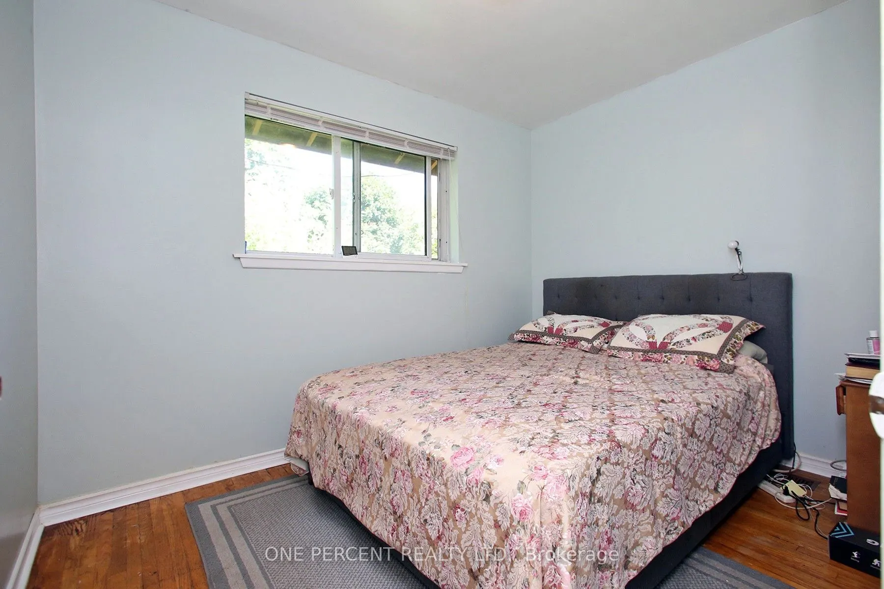1543 Sandgate Crescent