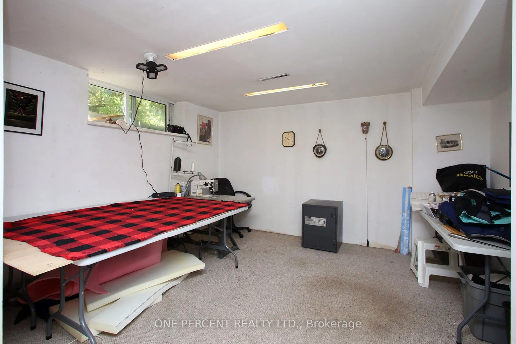 1543 Sandgate Crescent