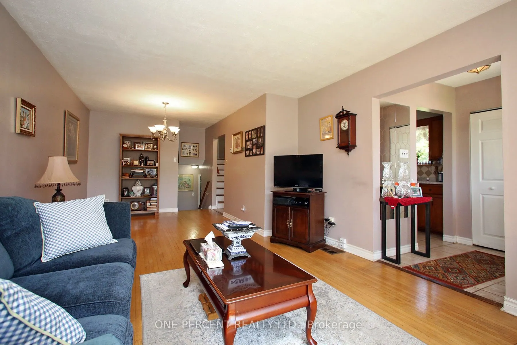 1543 Sandgate Crescent