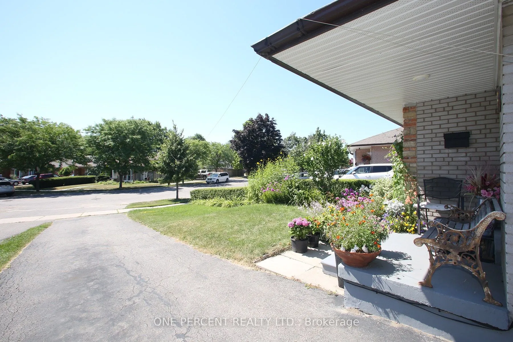 1543 Sandgate Crescent