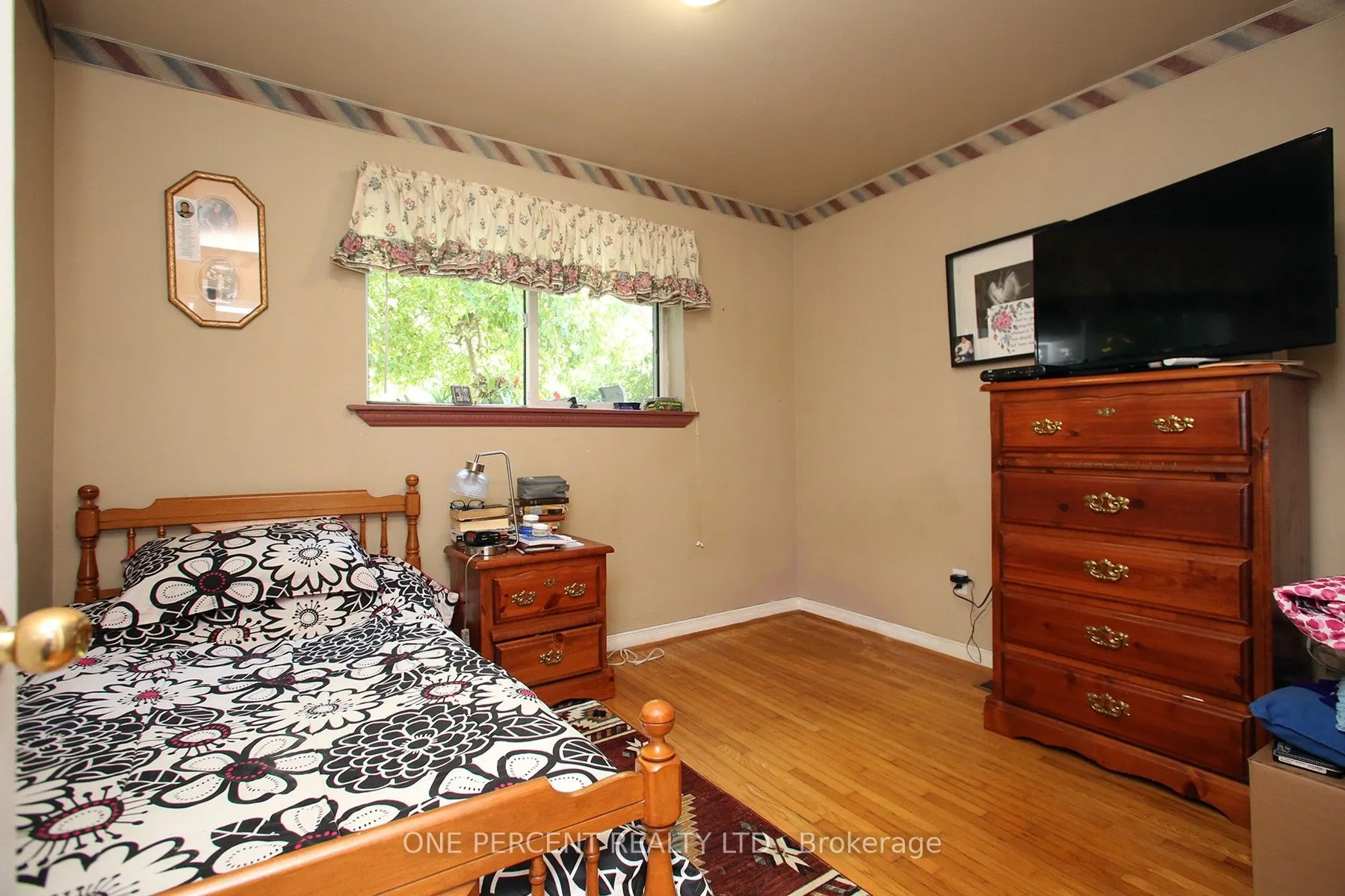 1543 Sandgate Crescent