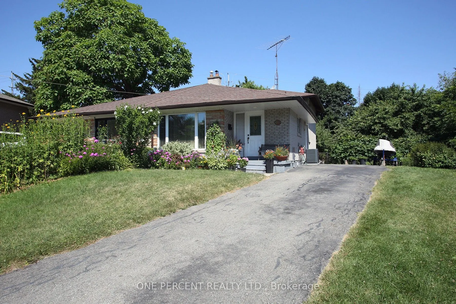 1543 Sandgate Crescent