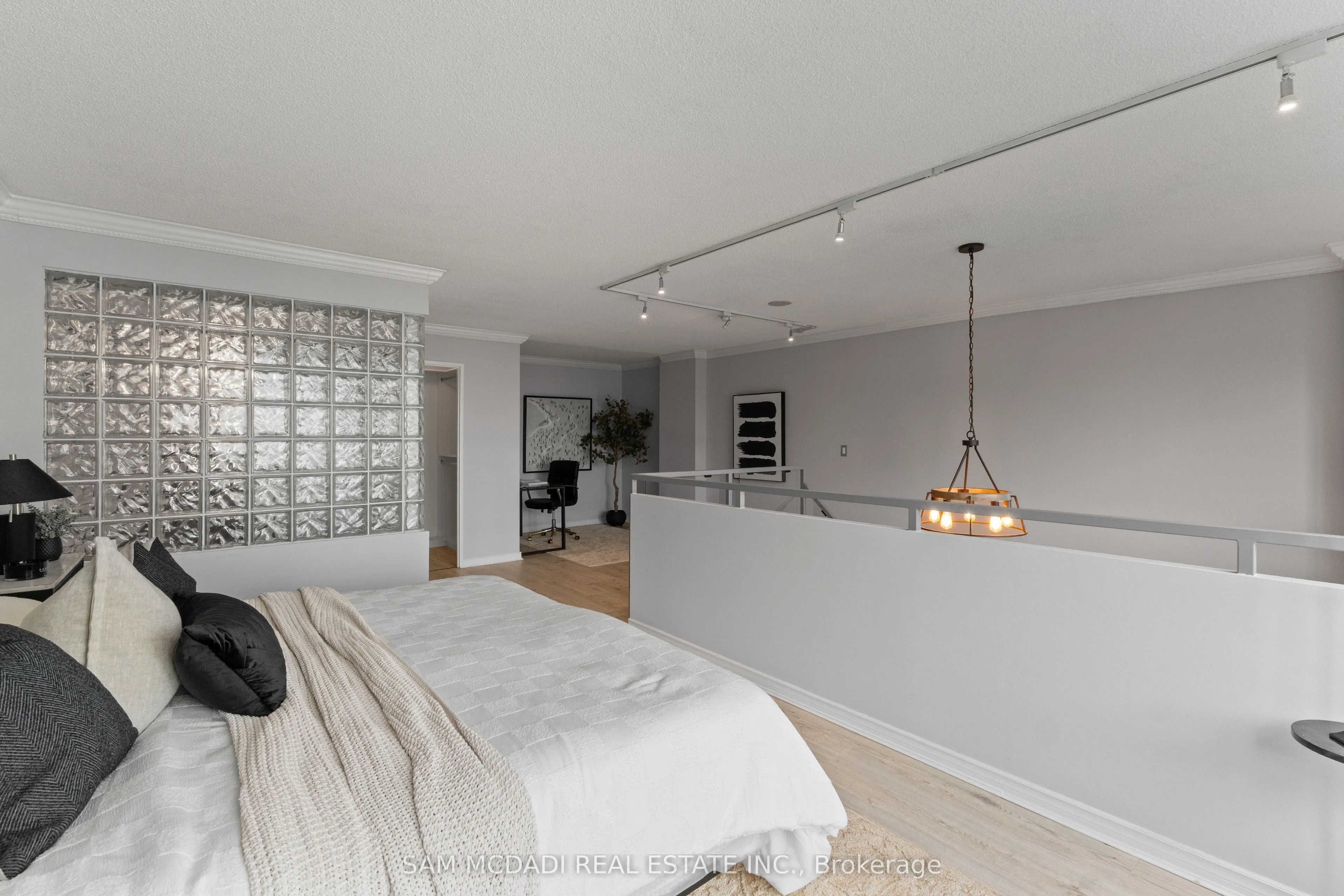 250 Manitoba Street, #PH837