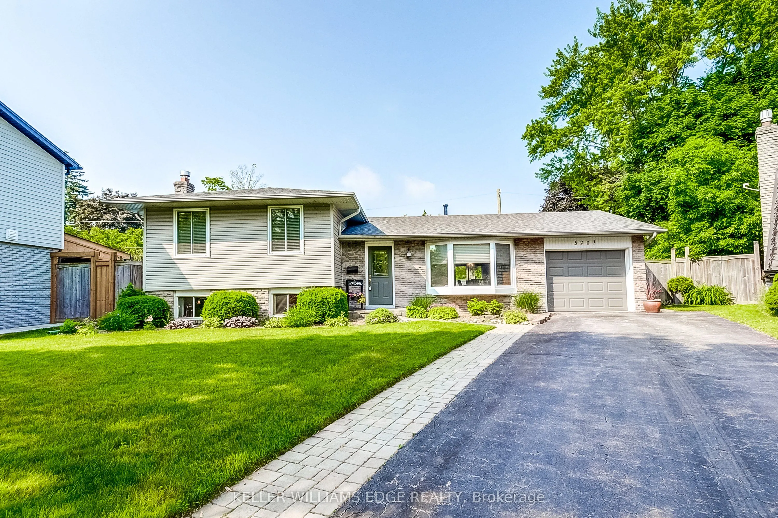 5203 Broughton Crescent