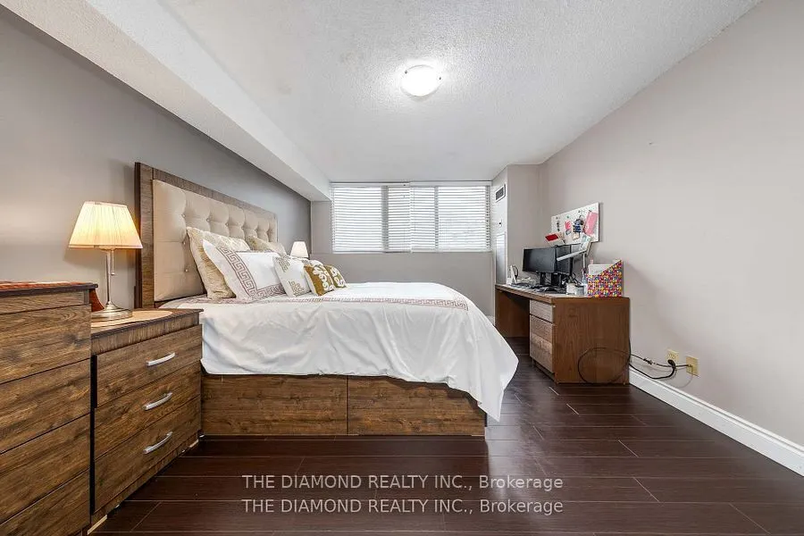 3700 Kaneff Crescent, #1507
