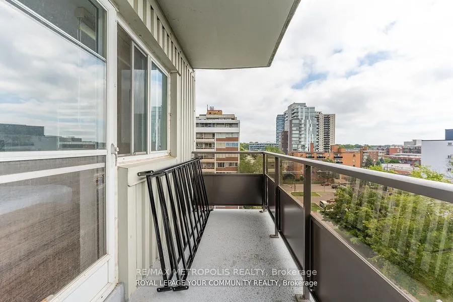 15 Elizabeth Street N, #704
