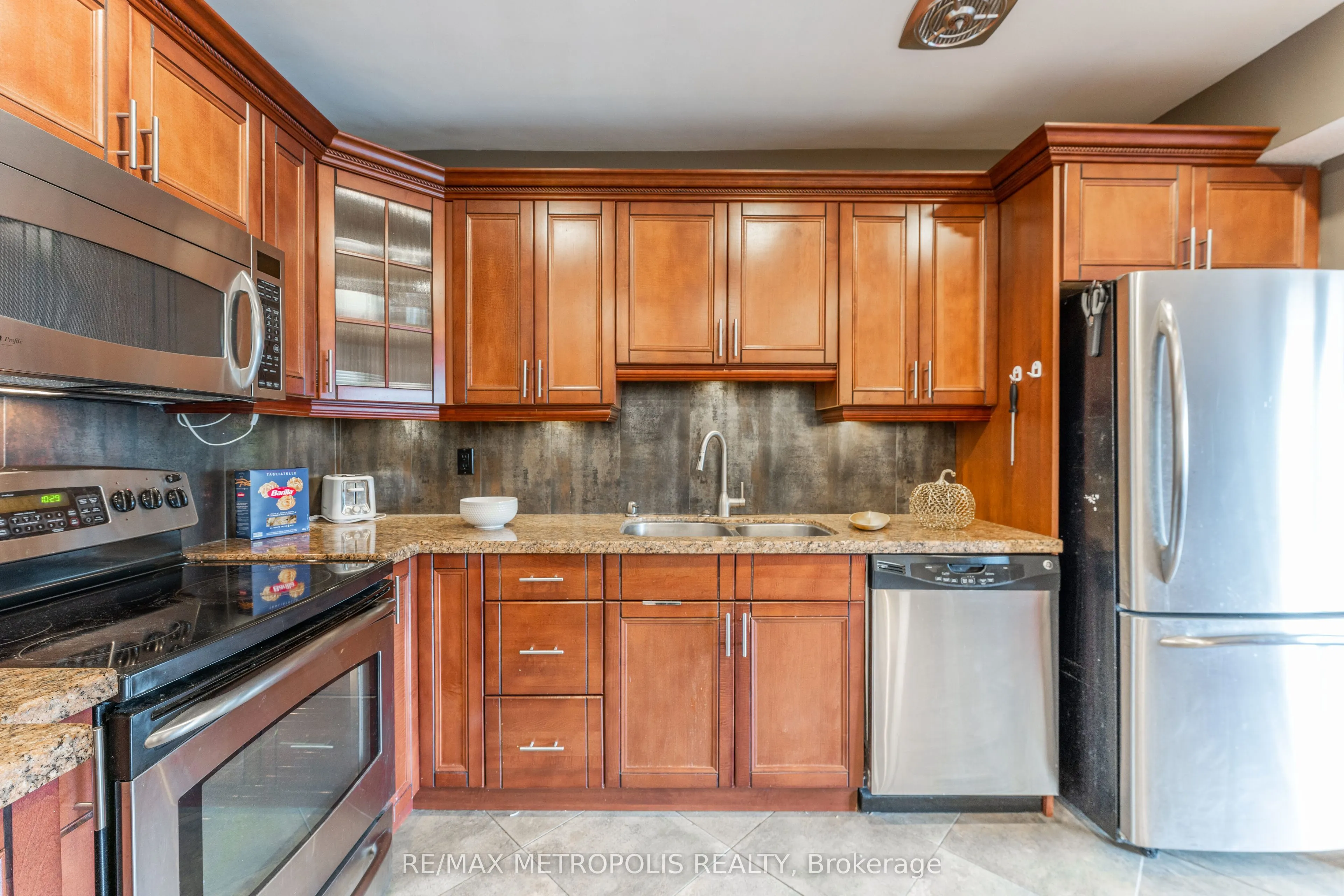 15 Elizabeth Street N, #704