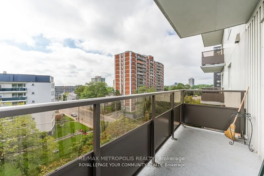 15 Elizabeth Street N, #704