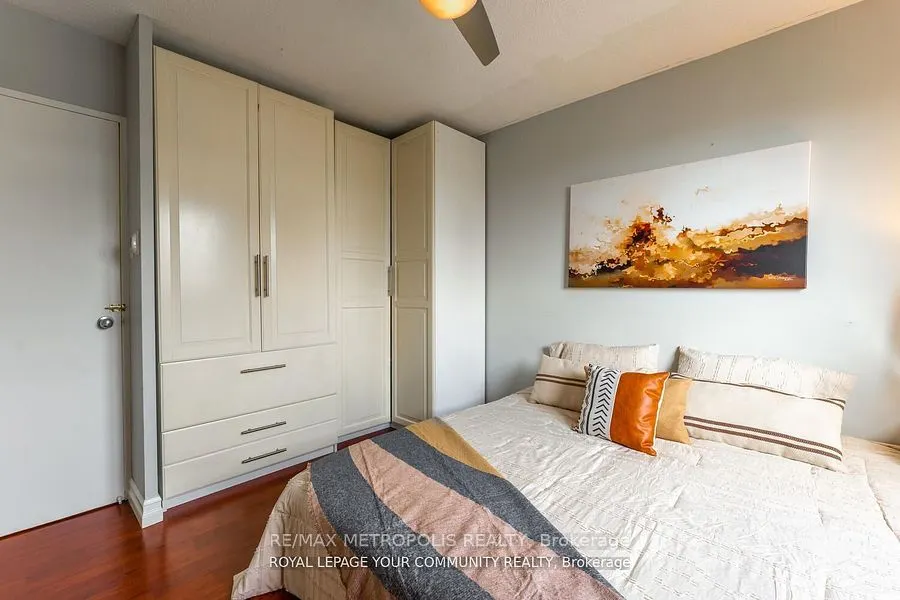 15 Elizabeth Street N, #704