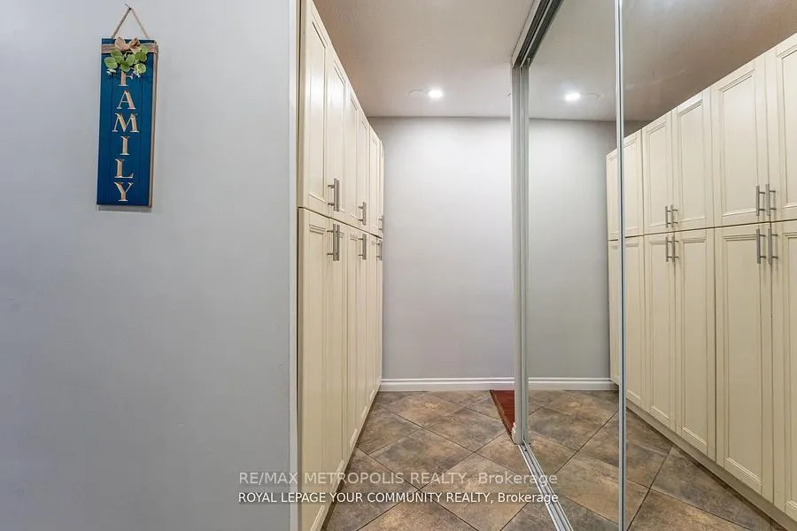 15 Elizabeth Street N, #704