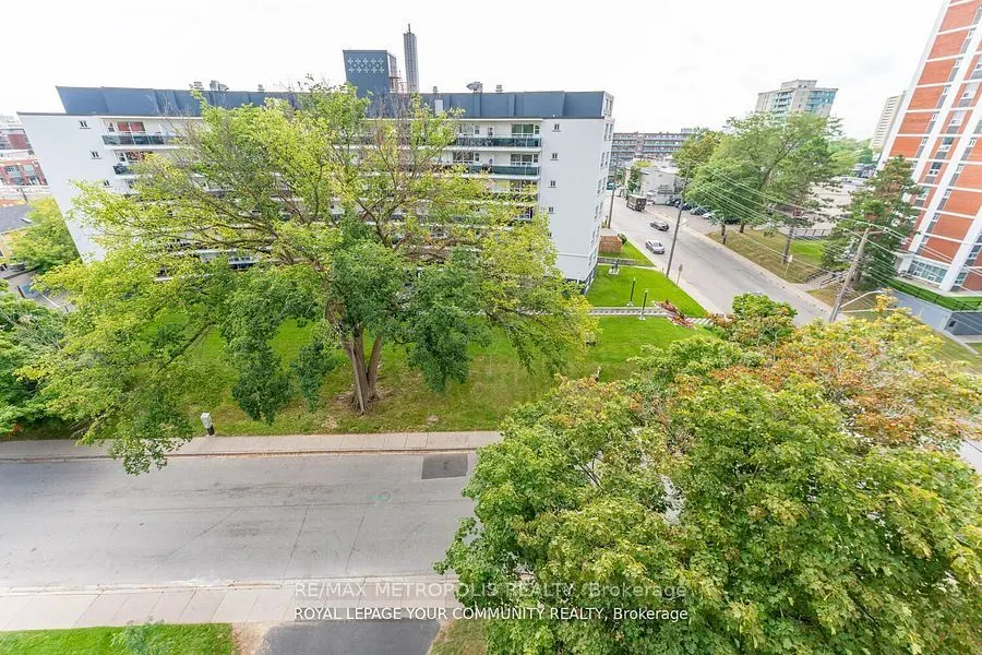 15 Elizabeth Street N, #704