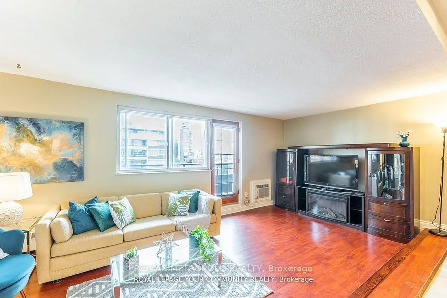 15 Elizabeth Street N, #704