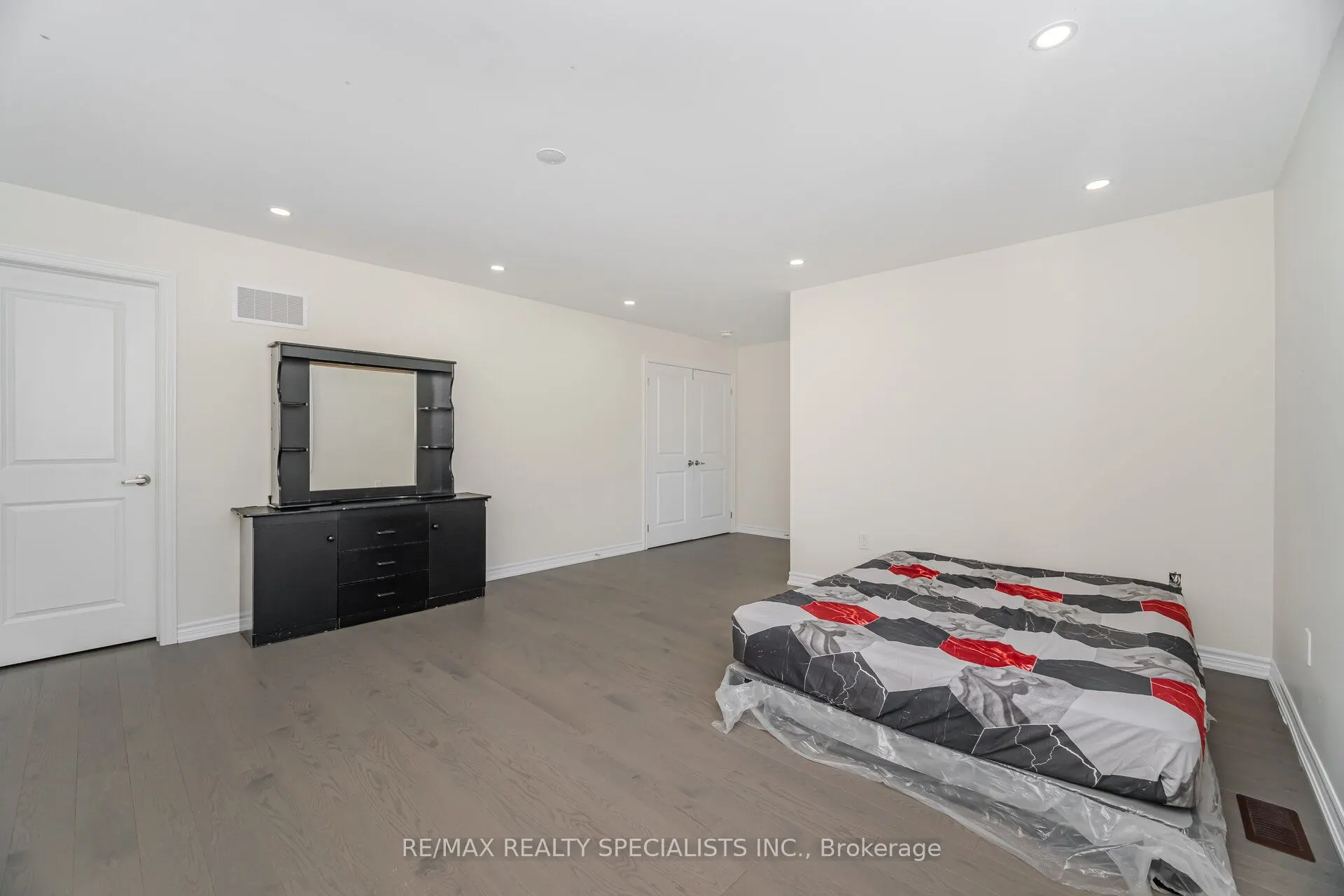 2 Jenwood Crescent
