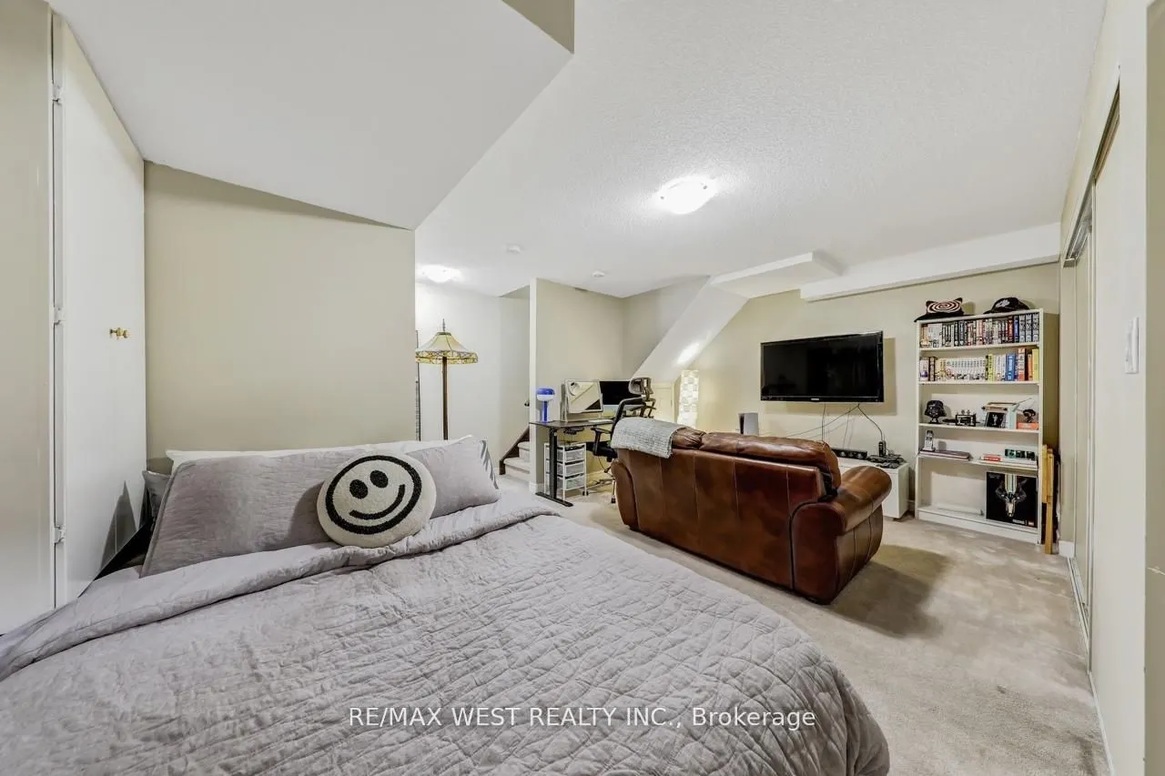 2036 Lakeshore Road W