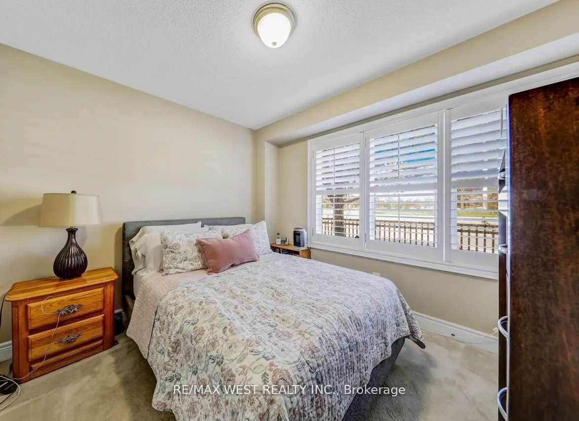 2036 Lakeshore Road W