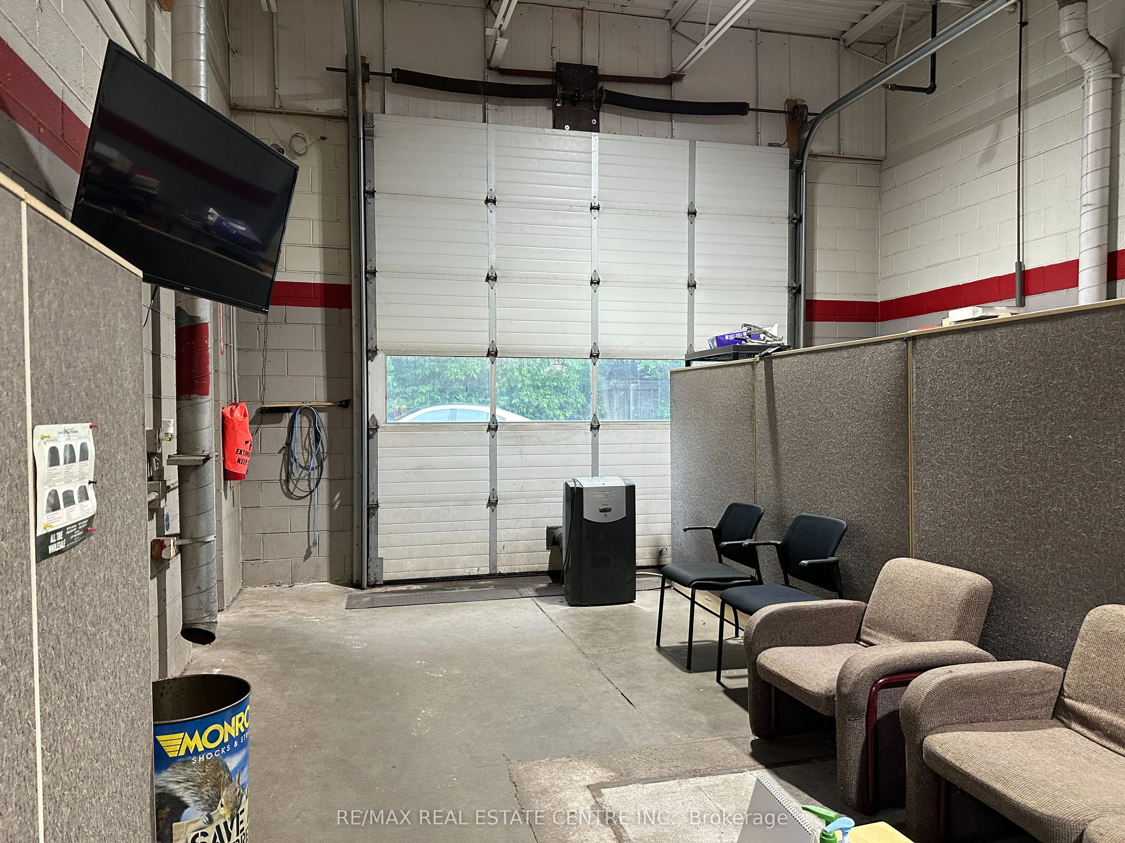 225 Dundas Street E