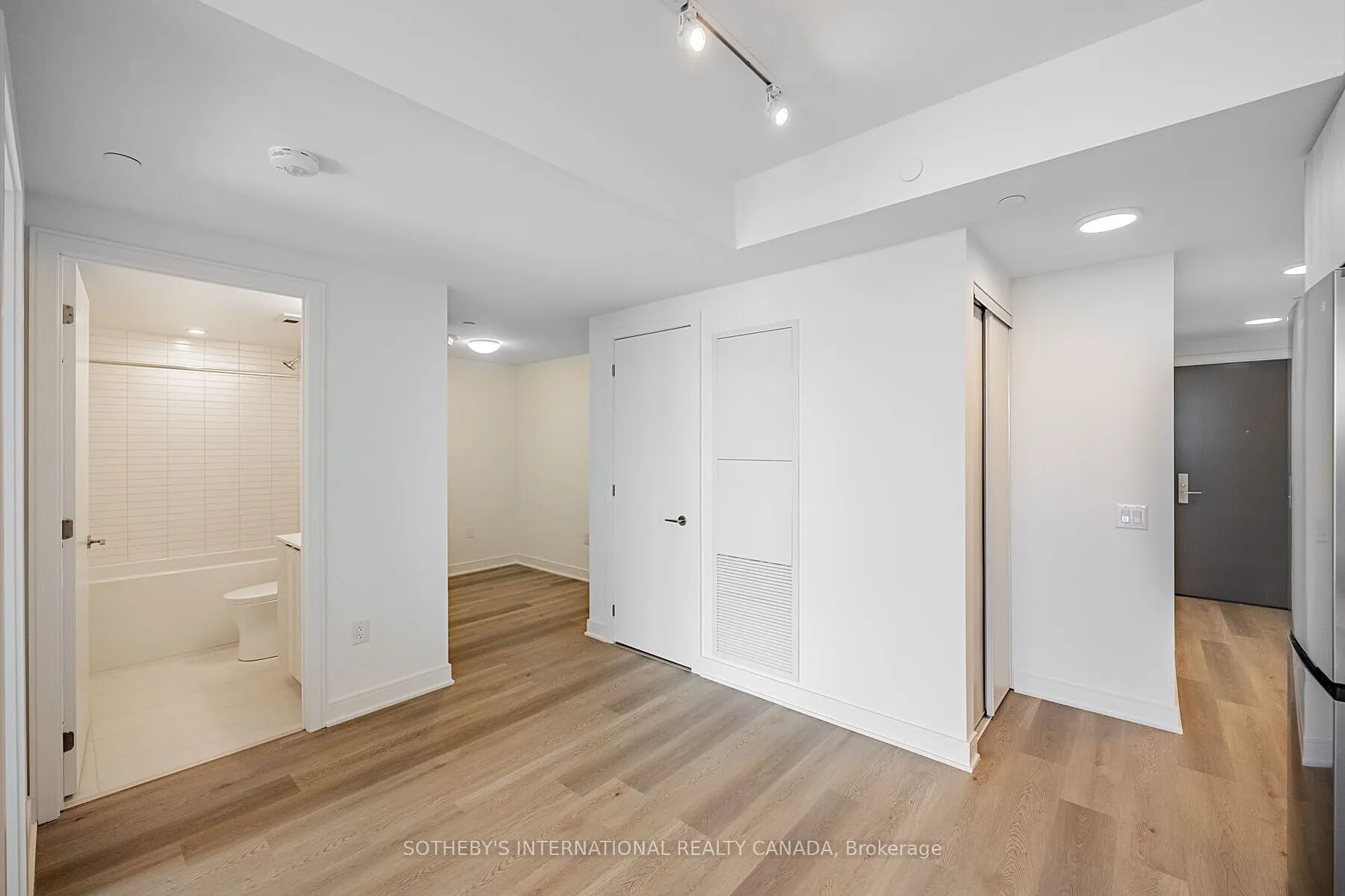 86 Dundas Street E, #1521