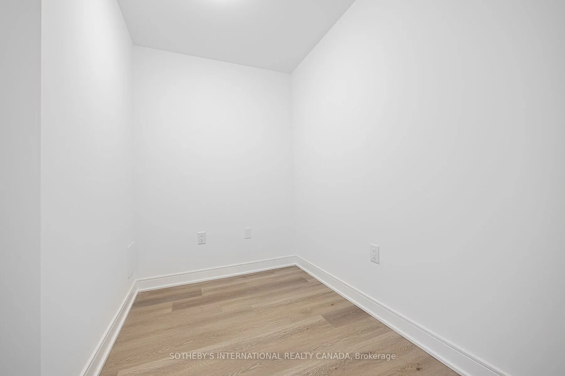 86 Dundas Street E, #1521