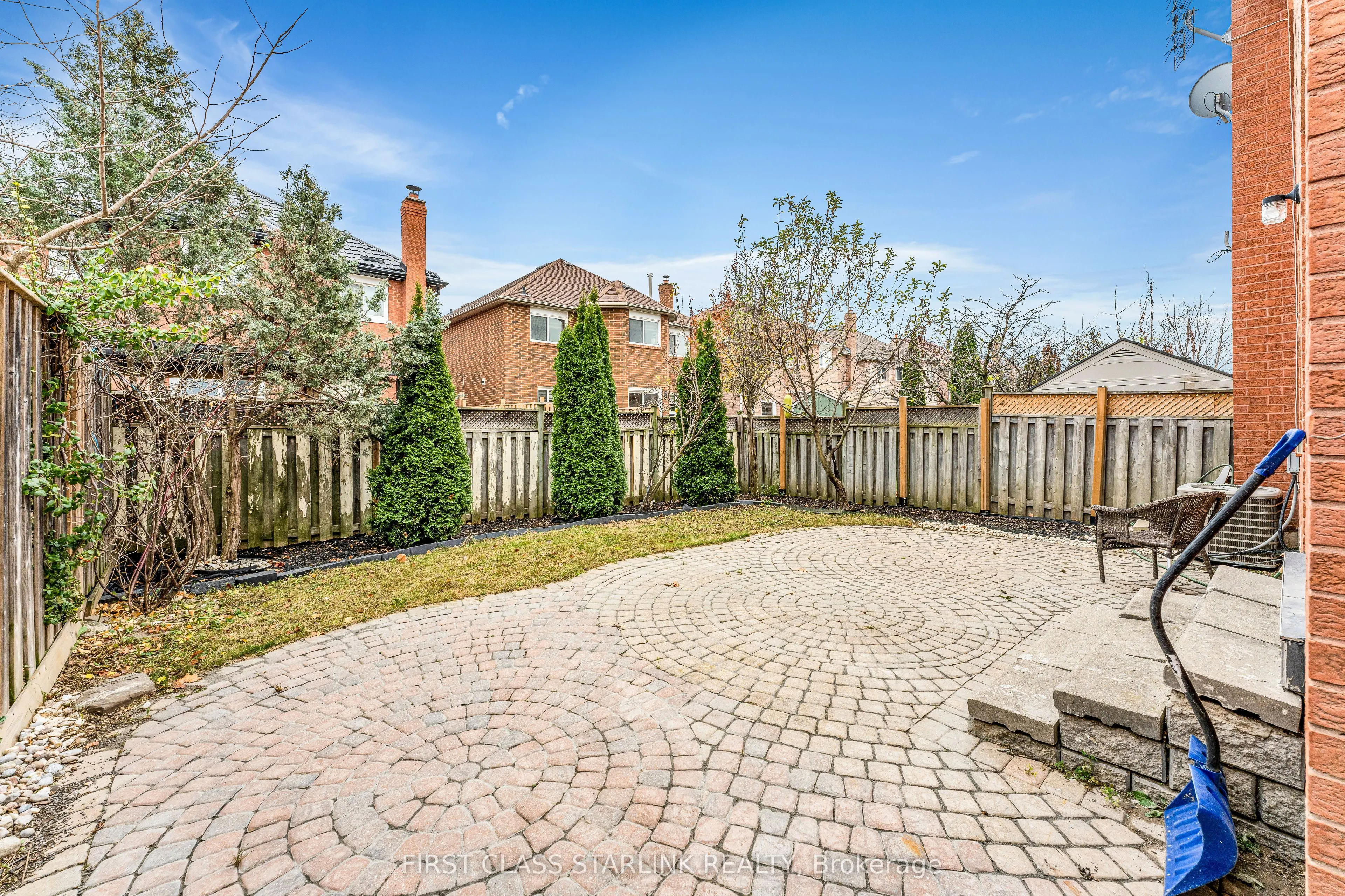 1048 Charminster Crescent, #Upper