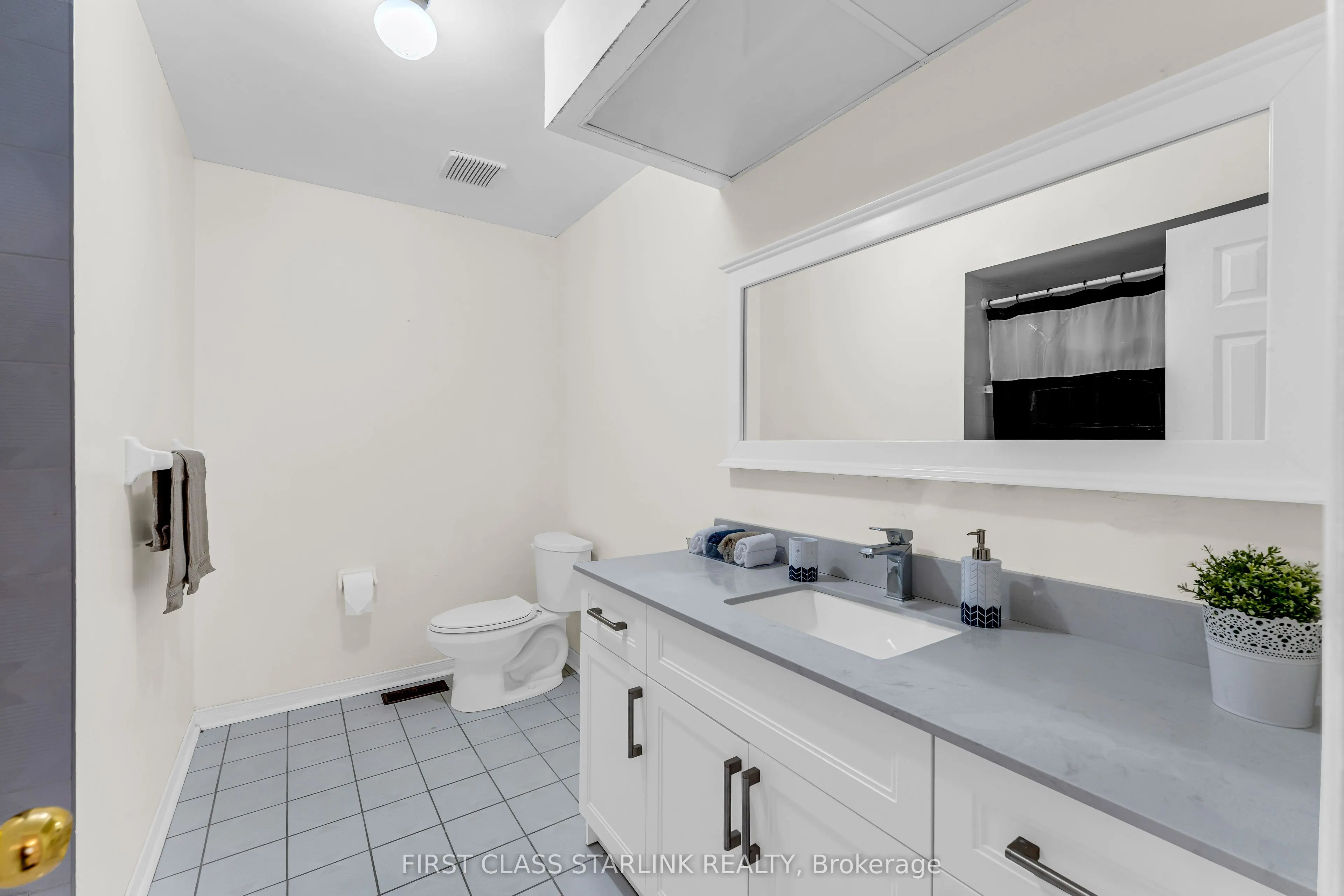 1048 Charminster Crescent, #Upper