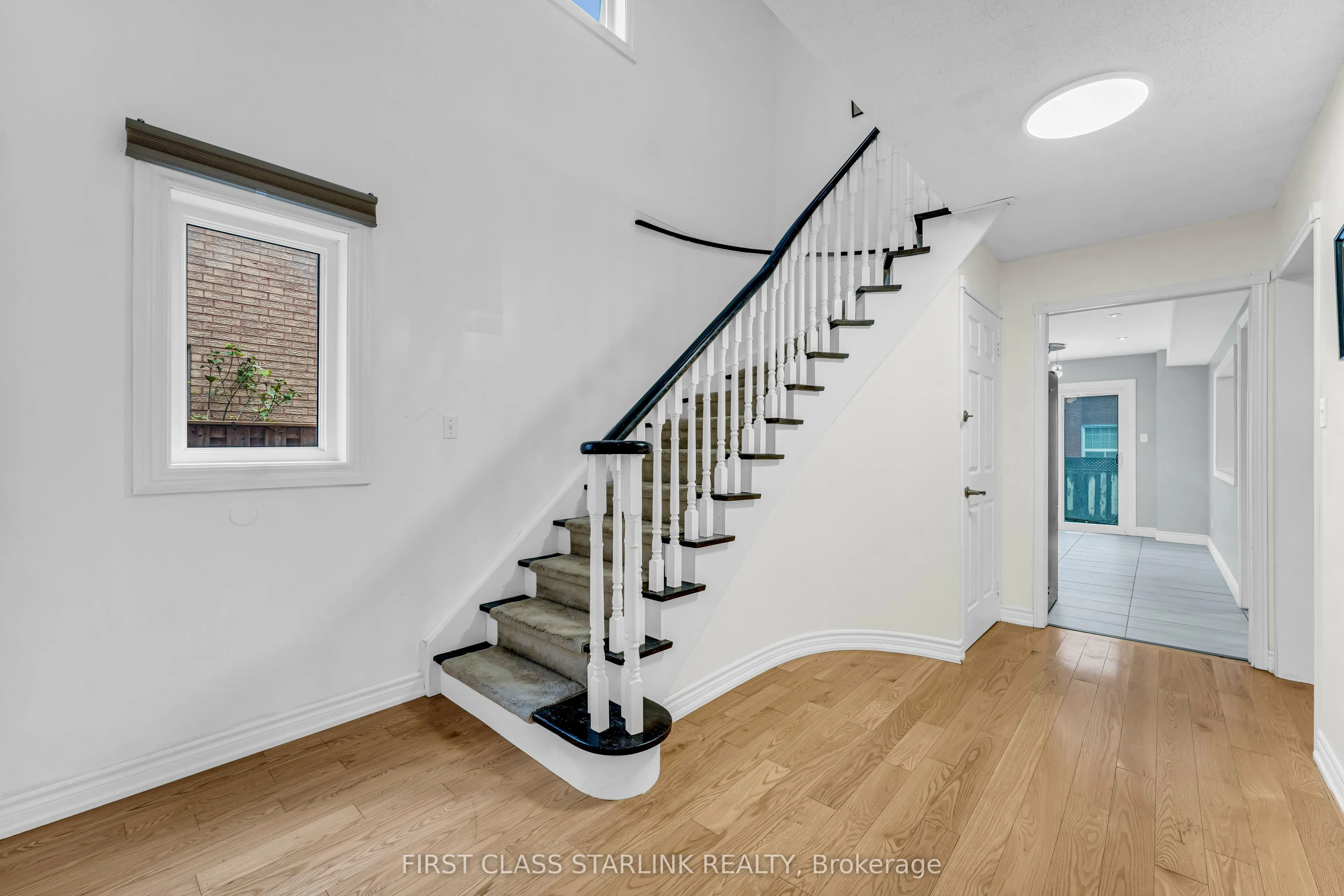 1048 Charminster Crescent, #Upper