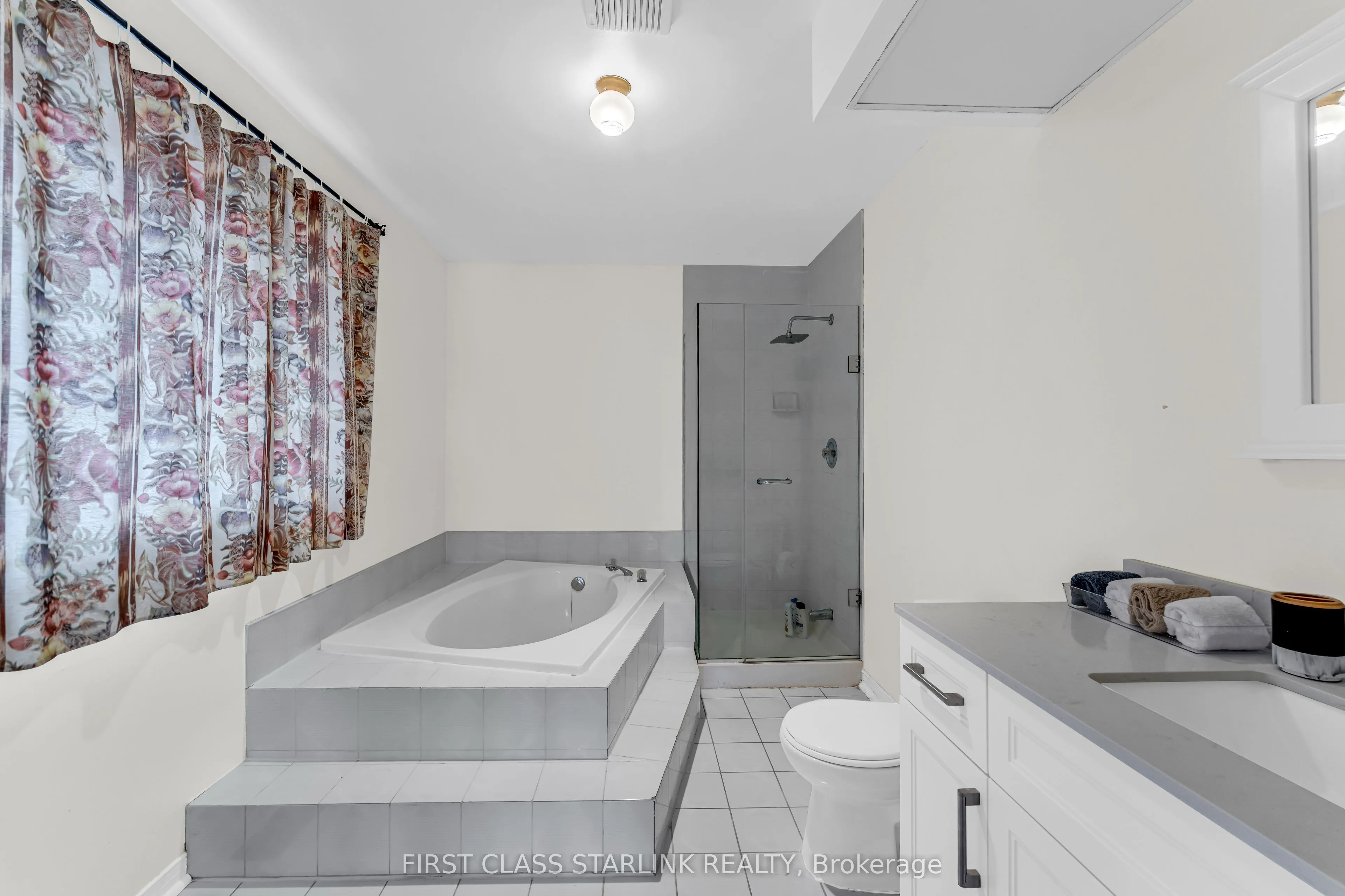 1048 Charminster Crescent, #Upper