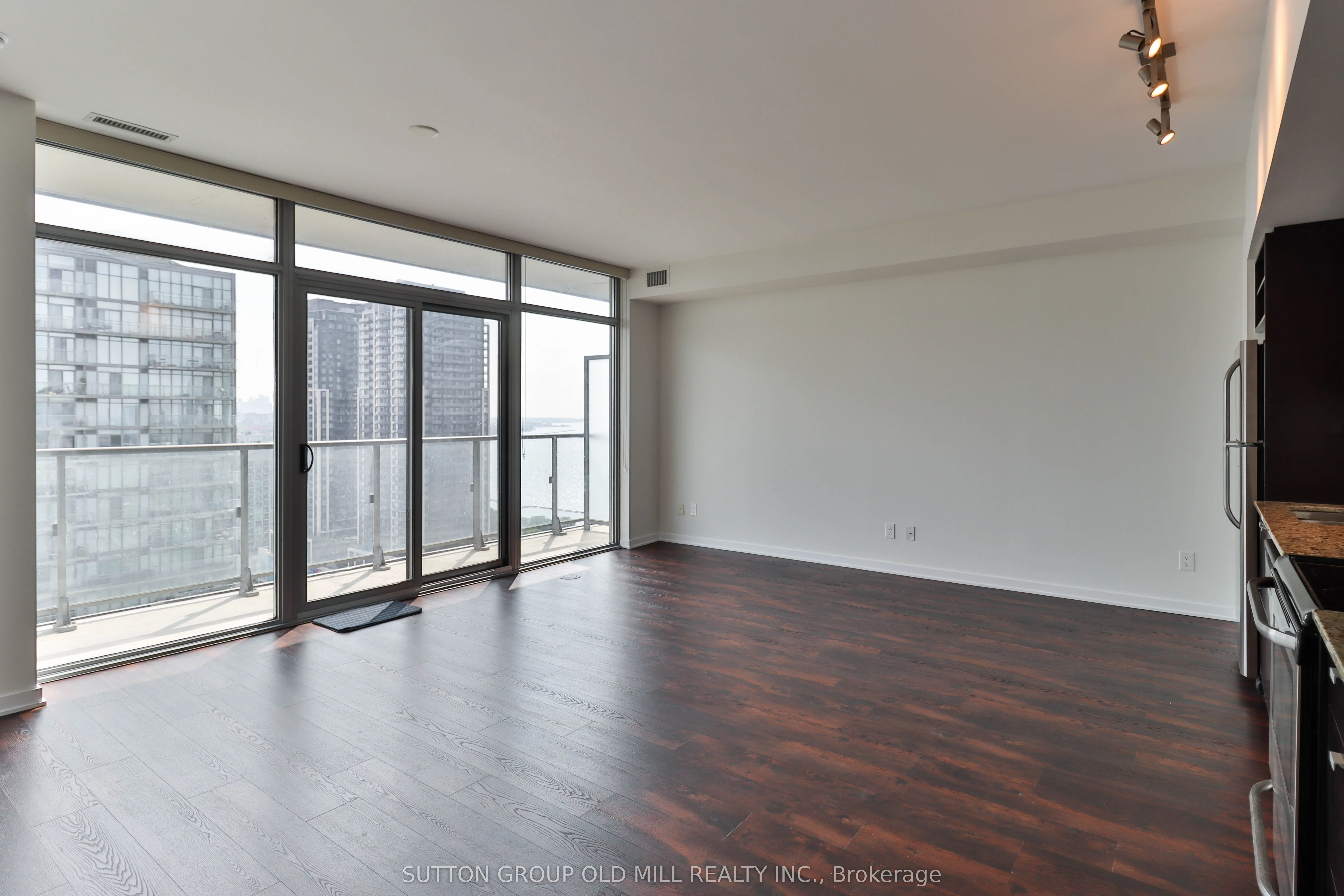 105 The Queensway, #2516