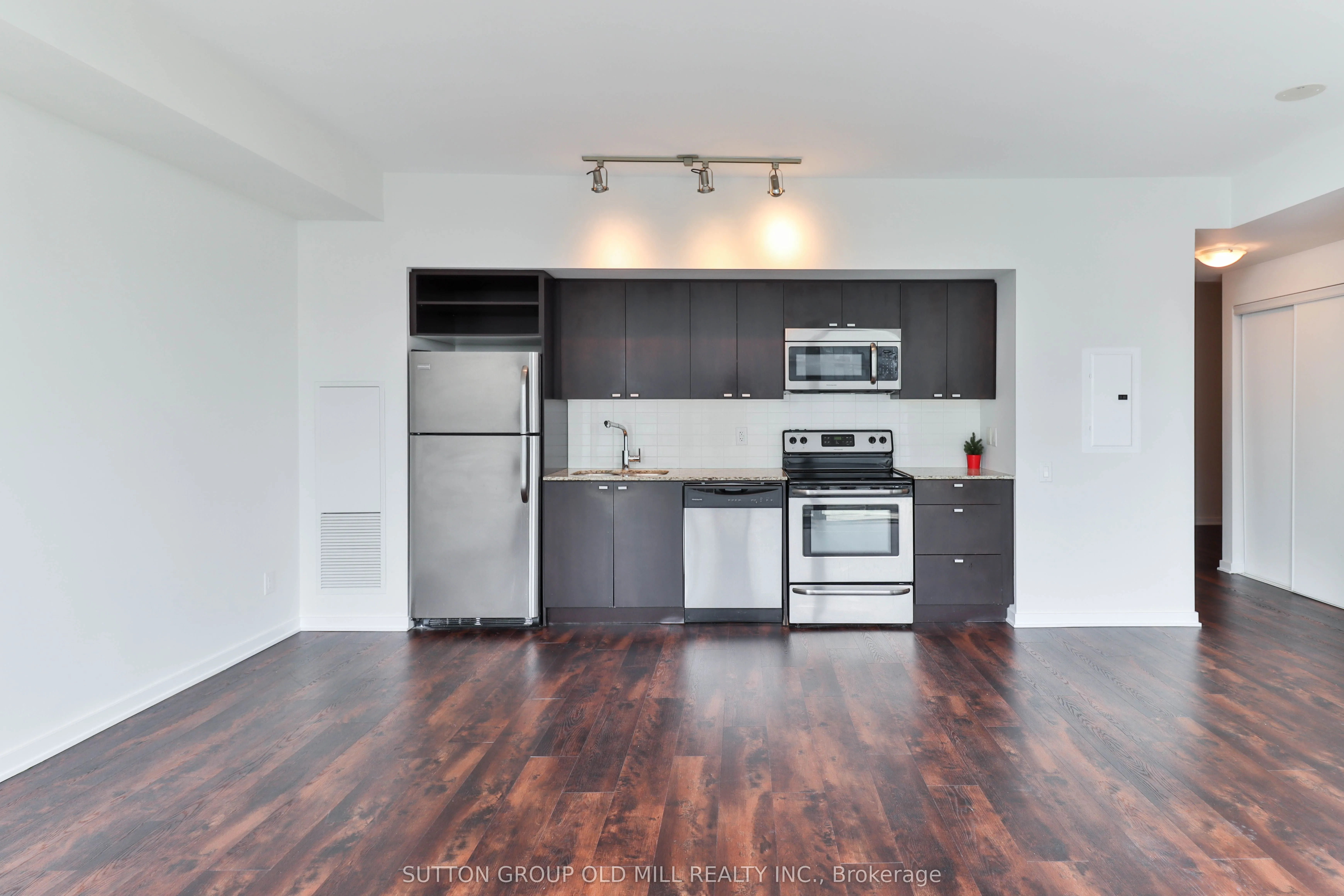 105 The Queensway, #2516