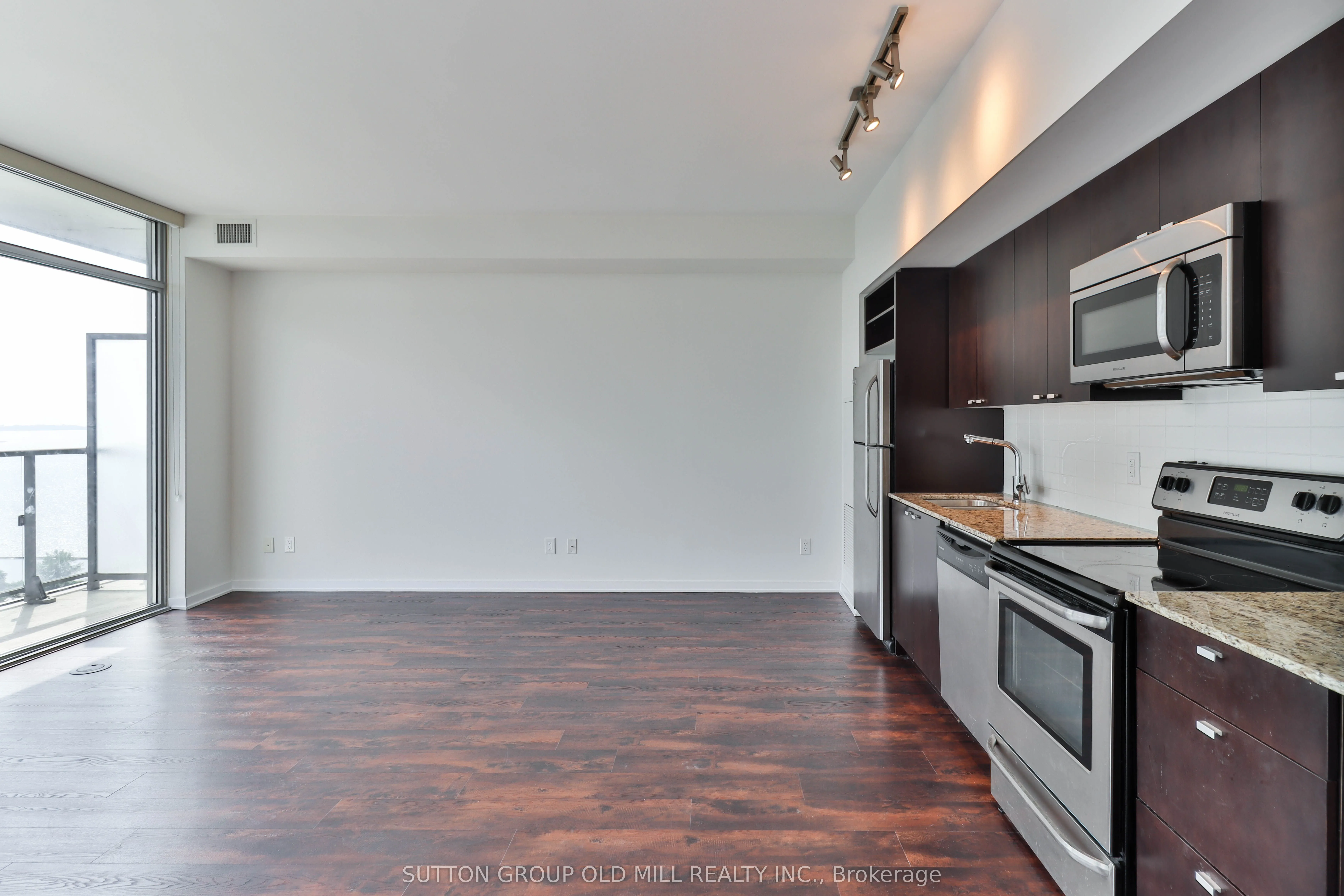 105 The Queensway, #2516