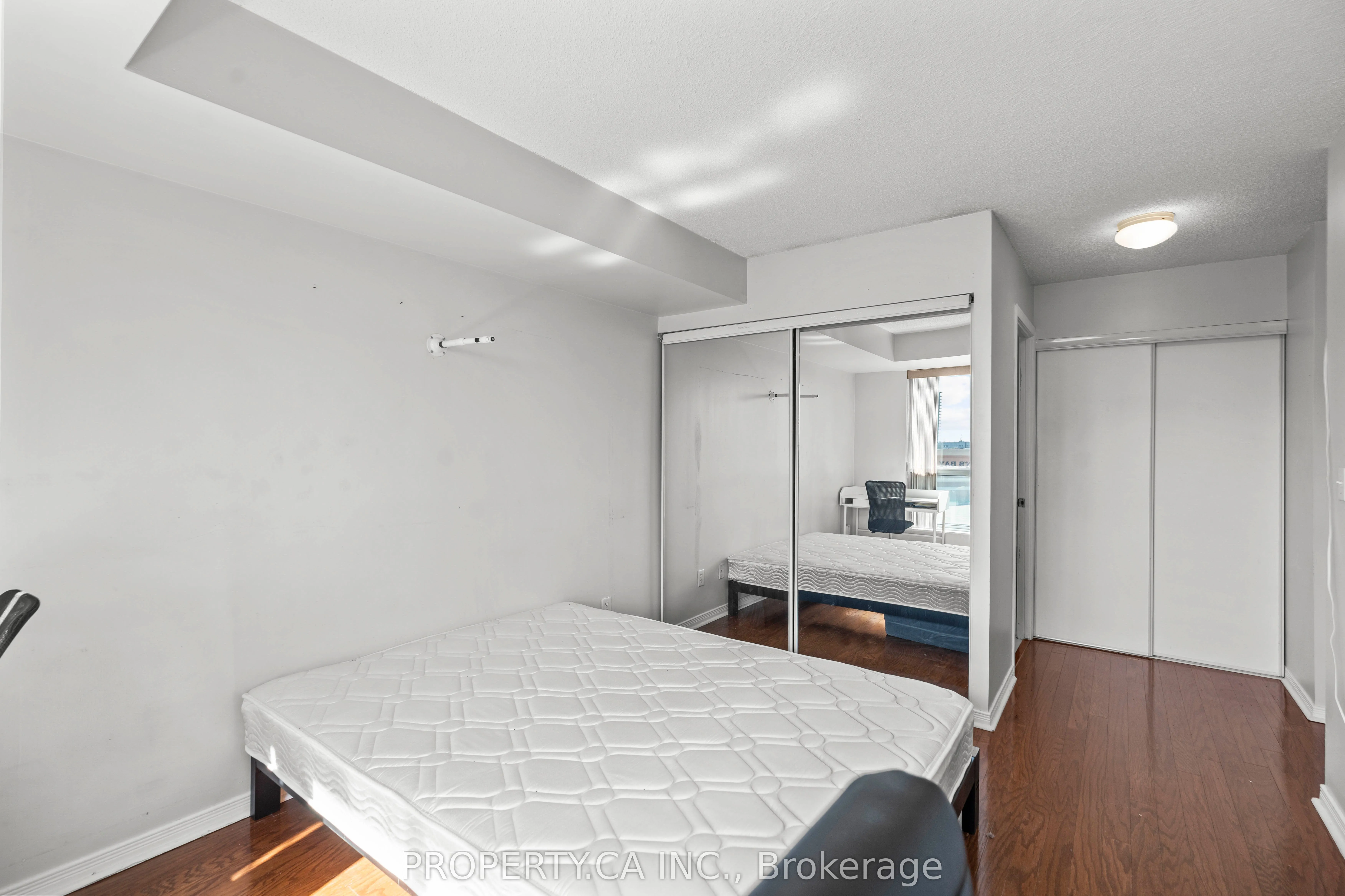 2585 Erin Centre Boulevard #607