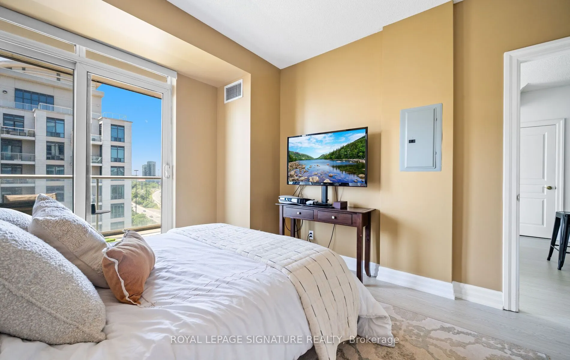 2083 Lake Shore Boulevard W, #1613