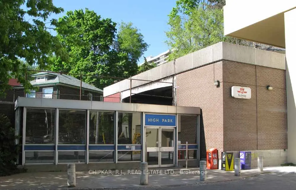 2000 Bloor Street W, #315