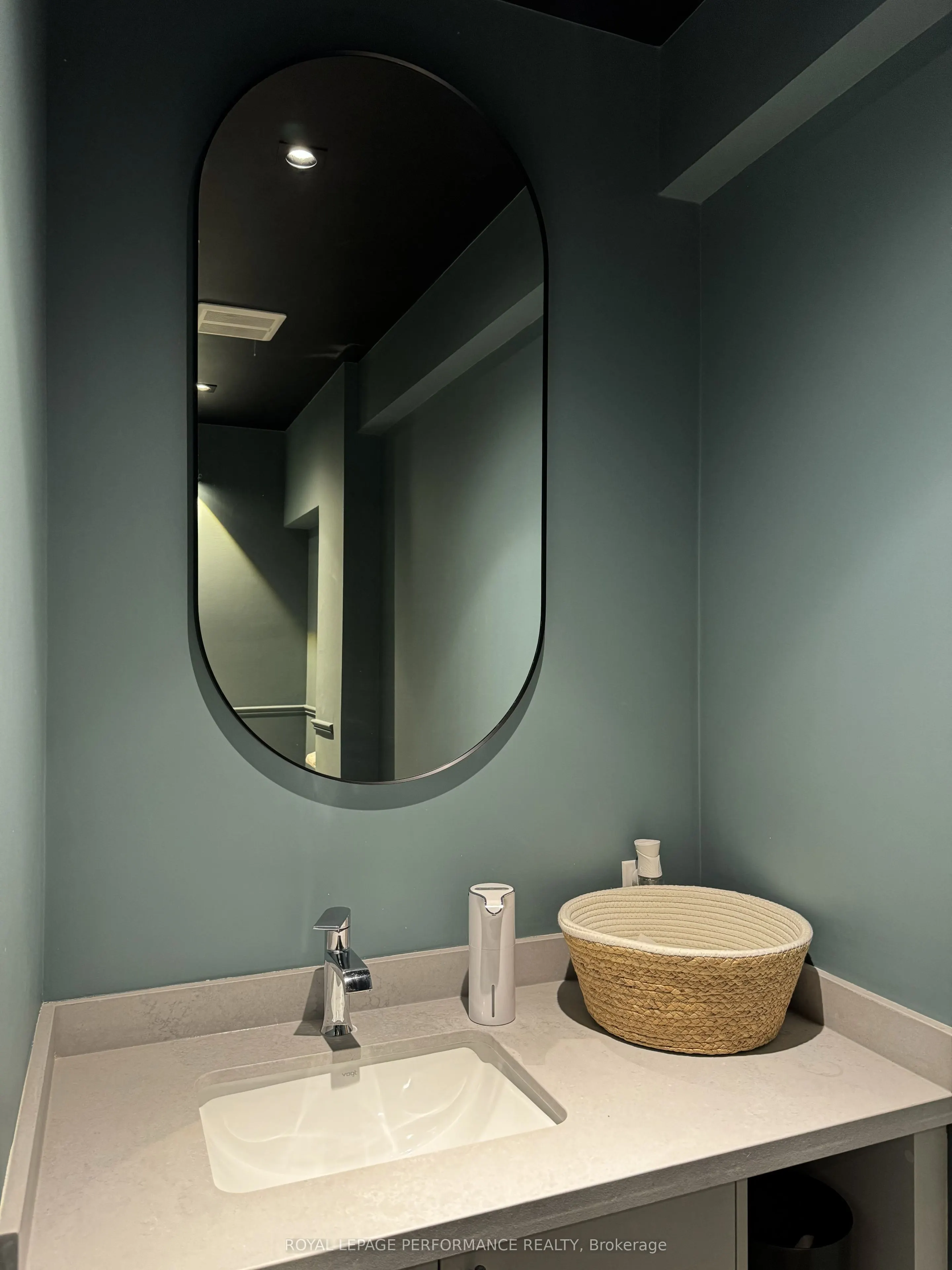 101-2847 Lakeshore Boulevard W, #Room 1